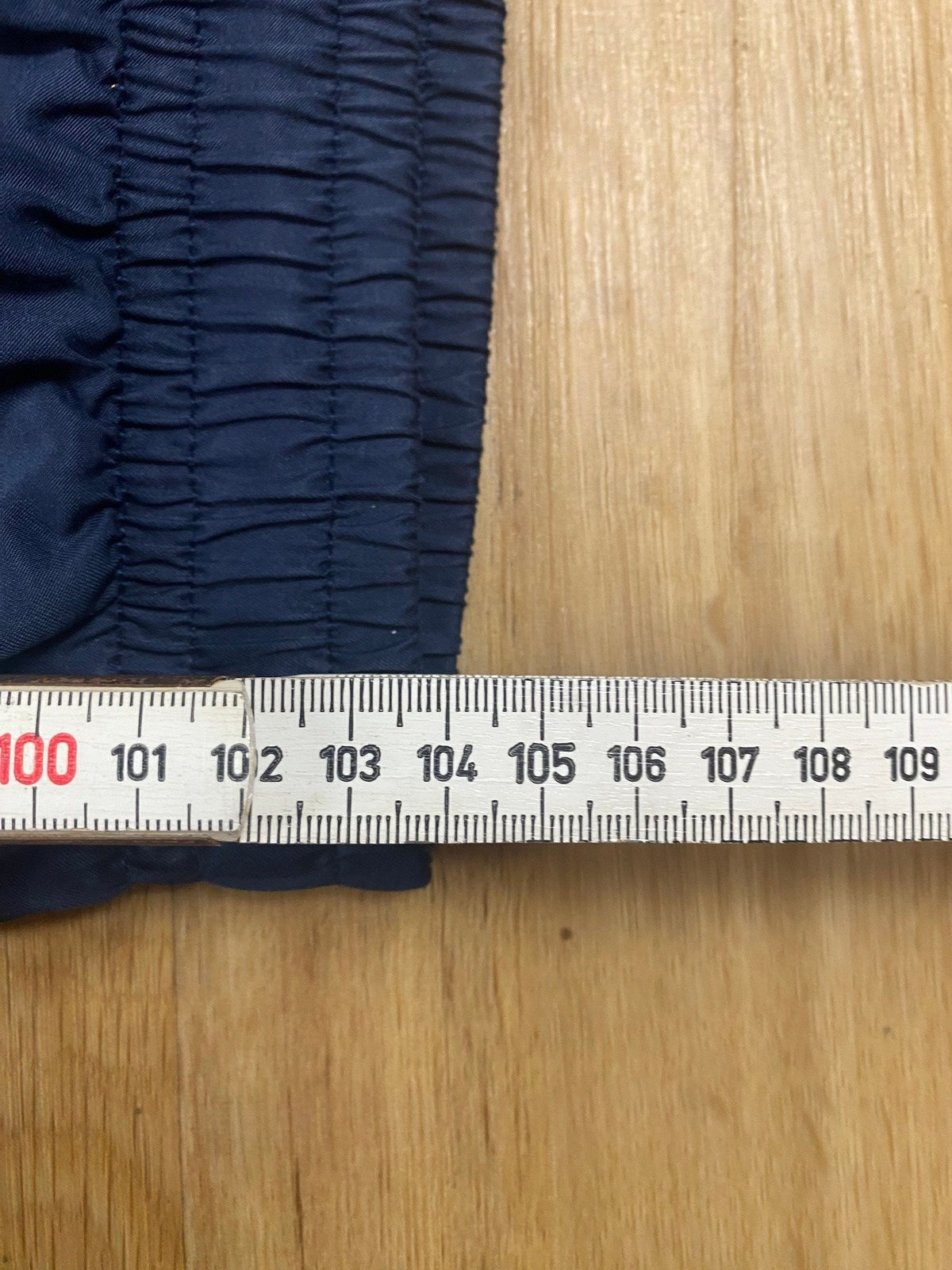 Vintage Nike Jogginghose Dunkelblau L - Bequeme und Funktionale Jogginghose Vintage Klamotten, Secondhand Klamotten, Retro Mode, Nachhaltige Mode, Einzigartige Stücke, Zeitlose Mode, Umweltfreundliche Kleidung, Stilvolle Secondhand Mode, Hochwertige Vintage Kleidung