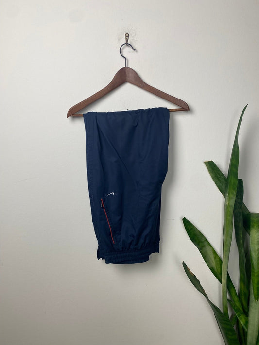 Vintage Nike Jogginghose Dunkelblau L - Bequeme und Funktionale Jogginghose Vintage Klamotten, Secondhand Klamotten, Retro Mode, Nachhaltige Mode, Einzigartige Stücke, Zeitlose Mode, Umweltfreundliche Kleidung, Stilvolle Secondhand Mode, Hochwertige Vintage Kleidung