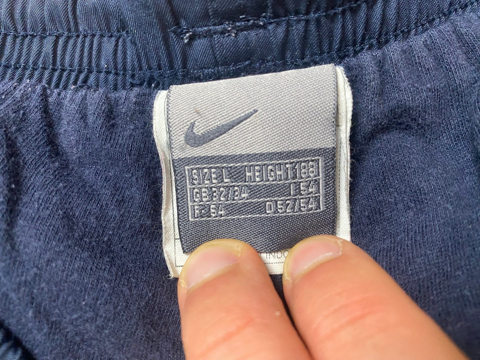 Vintage Nike Jogginghose Dunkelblau L - Bequeme und Funktionale Jogginghose Vintage Klamotten, Secondhand Klamotten, Retro Mode, Nachhaltige Mode, Einzigartige Stücke, Zeitlose Mode, Umweltfreundliche Kleidung, Stilvolle Secondhand Mode, Hochwertige Vintage Kleidung