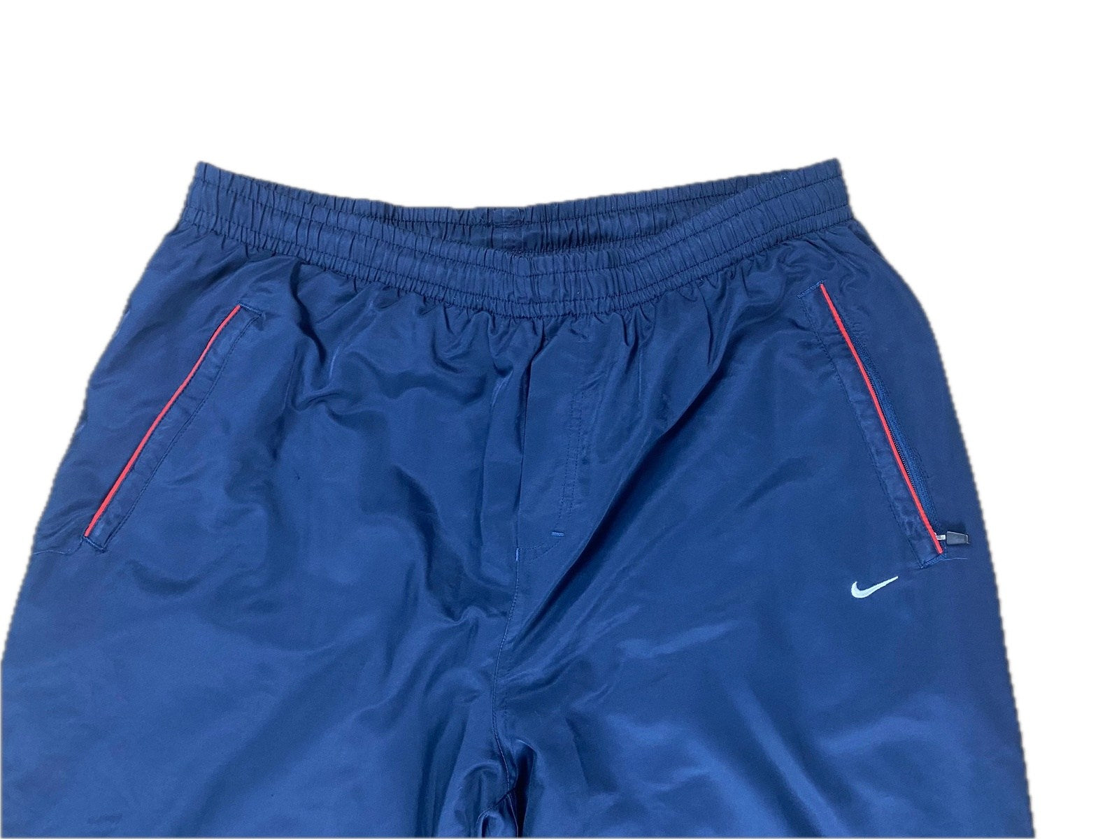 Vintage Nike Jogginghose Dunkelblau L - Bequeme und Funktionale Jogginghose Vintage Klamotten, Secondhand Klamotten, Retro Mode, Nachhaltige Mode, Einzigartige Stücke, Zeitlose Mode, Umweltfreundliche Kleidung, Stilvolle Secondhand Mode, Hochwertige Vintage Kleidung