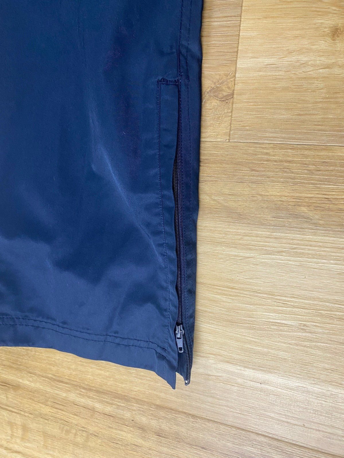 Vintage Nike Jogginghose Dunkelblau L - Bequeme und Funktionale Jogginghose Vintage Klamotten, Secondhand Klamotten, Retro Mode, Nachhaltige Mode, Einzigartige Stücke, Zeitlose Mode, Umweltfreundliche Kleidung, Stilvolle Secondhand Mode, Hochwertige Vintage Kleidung