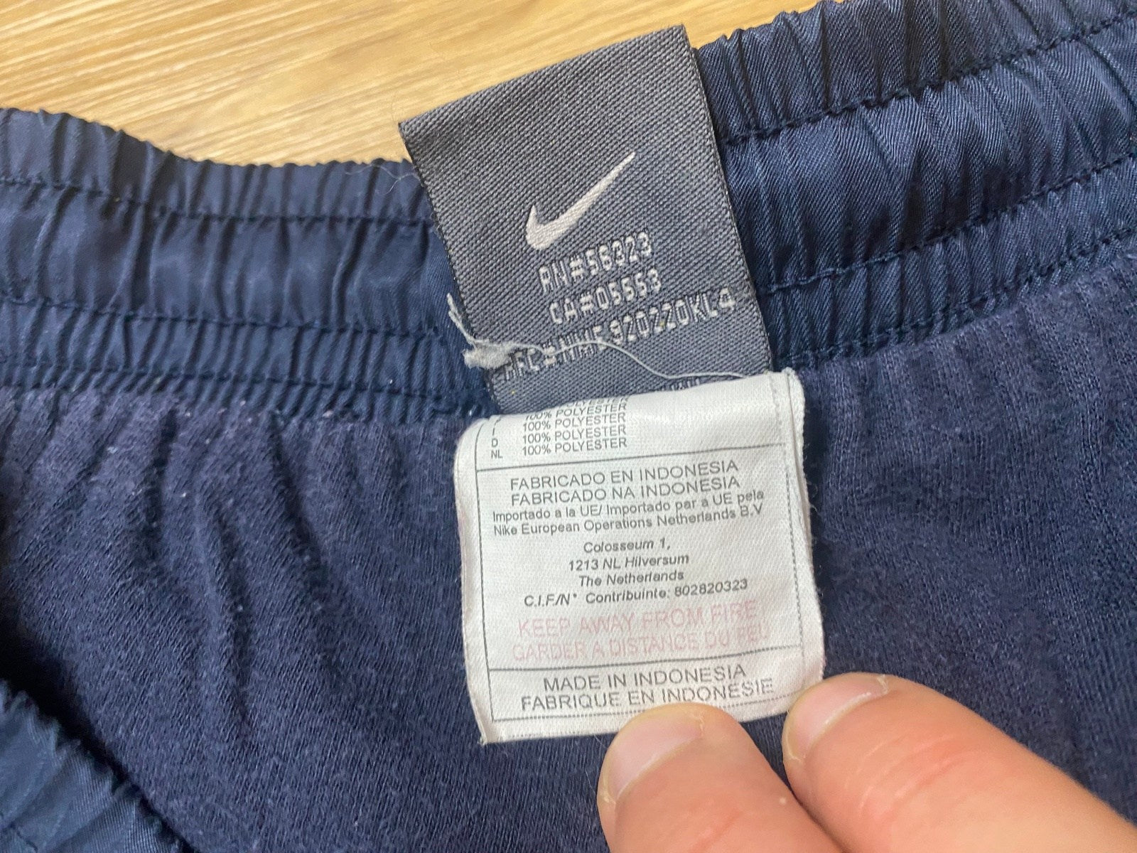 Vintage Nike Jogginghose Dunkelblau L - Bequeme und Funktionale Jogginghose Vintage Klamotten, Secondhand Klamotten, Retro Mode, Nachhaltige Mode, Einzigartige Stücke, Zeitlose Mode, Umweltfreundliche Kleidung, Stilvolle Secondhand Mode, Hochwertige Vintage Kleidung