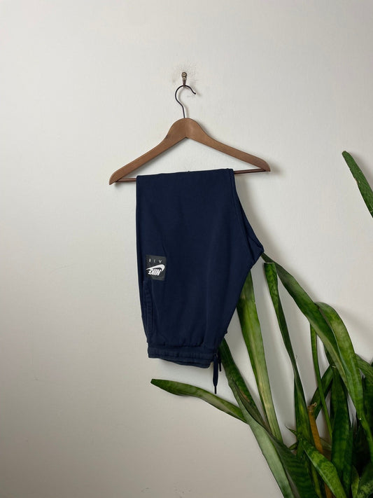 Vintage Nike Jogginghose Dunkelblau L - Sportliche Basic Herren Hose Vintage Klamotten, Secondhand Klamotten, Retro Mode, Nachhaltige Mode, Einzigartige Stücke, Zeitlose Mode, Umweltfreundliche Kleidung, Stilvolle Secondhand Mode, Hochwertige Vintage Kleidung