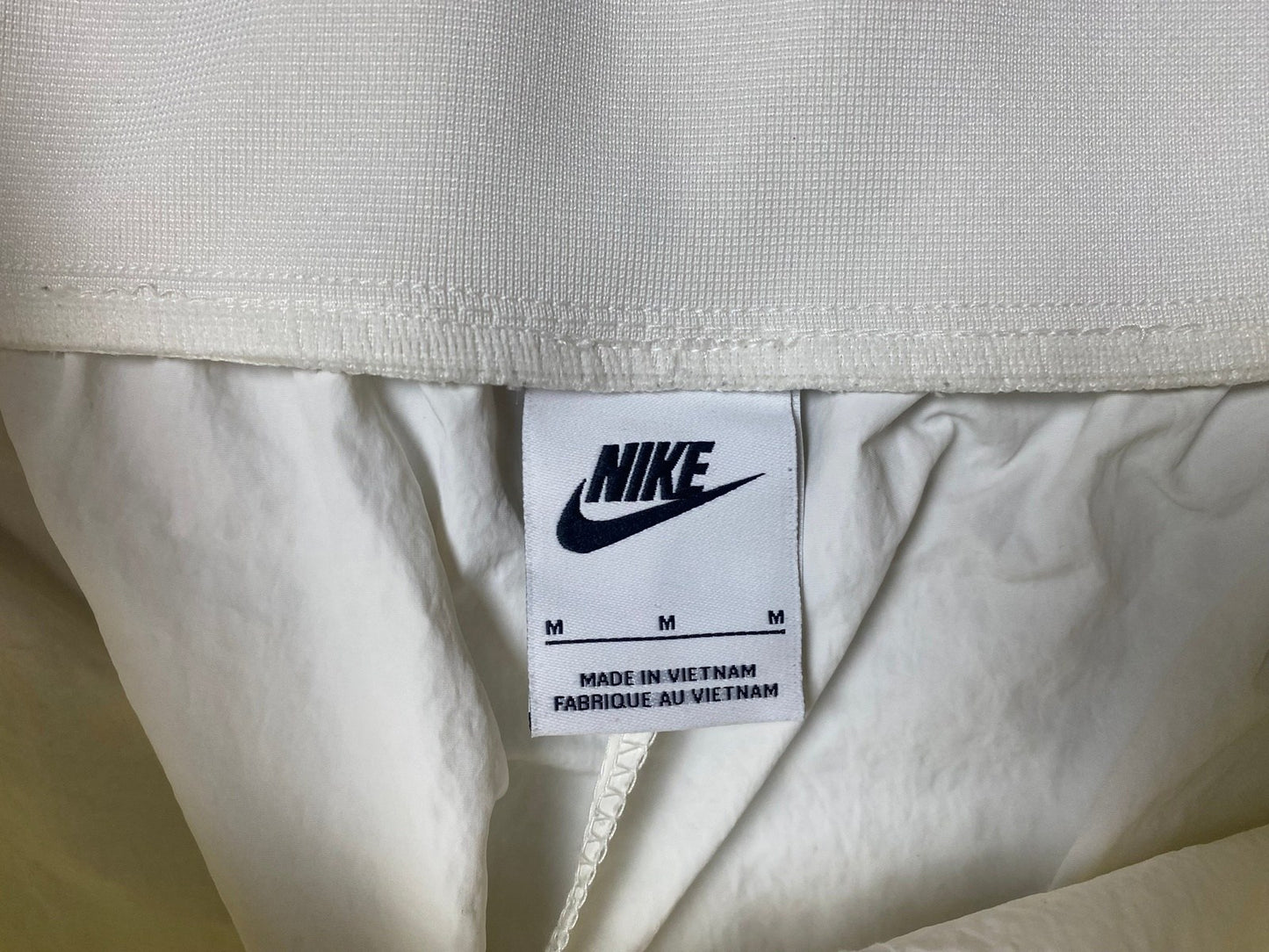 Vintage Nike Jogginghose Weiß M - Schicke und Schlichte Herren Hose Vintage Klamotten, Secondhand Klamotten, Retro Mode, Nachhaltige Mode, Einzigartige Stücke, Zeitlose Mode, Umweltfreundliche Kleidung, Stilvolle Secondhand Mode, Hochwertige Vintage Kleidung