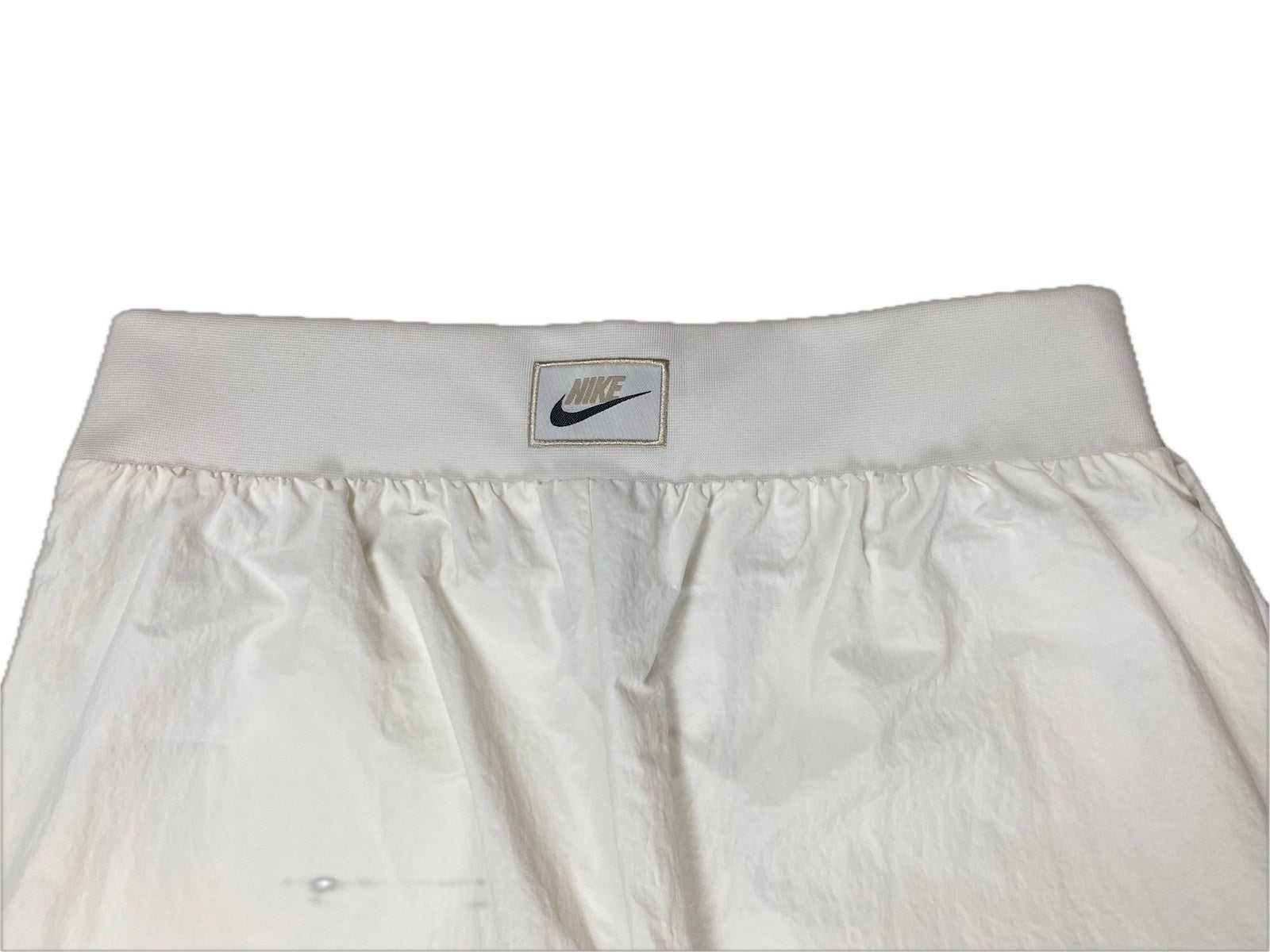 Vintage Nike Jogginghose Weiß M - Schicke und Schlichte Herren Hose Vintage Klamotten, Secondhand Klamotten, Retro Mode, Nachhaltige Mode, Einzigartige Stücke, Zeitlose Mode, Umweltfreundliche Kleidung, Stilvolle Secondhand Mode, Hochwertige Vintage Kleidung