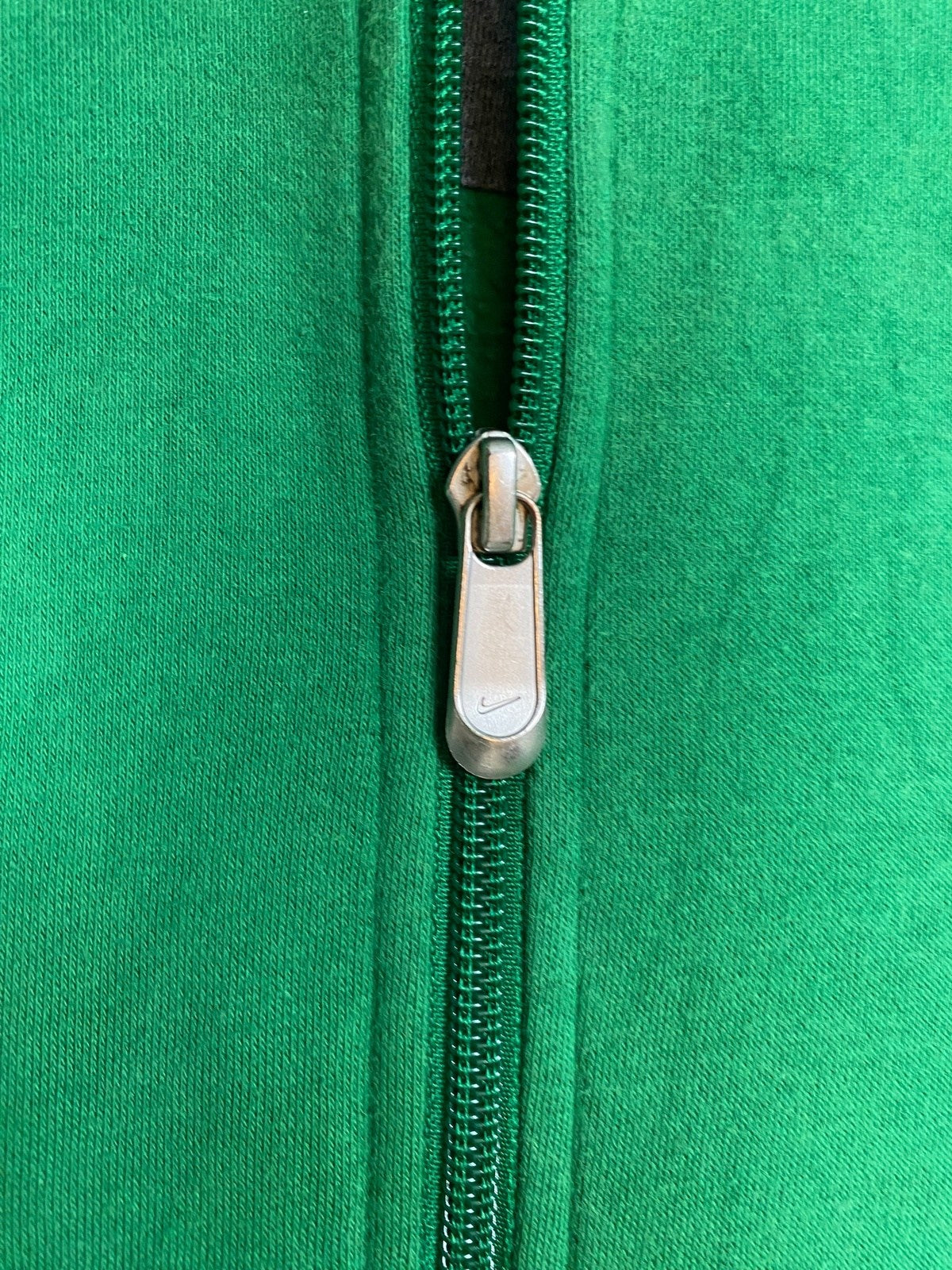 Vintage Nike Kapuzenjacke Grün XL - Sportliche Herren Trainingsjacke Vintage Klamotten, Secondhand Klamotten, Retro Mode, Nachhaltige Mode, Einzigartige Stücke, Zeitlose Mode, Umweltfreundliche Kleidung, Stilvolle Secondhand Mode, Hochwertige Vintage Kleidung