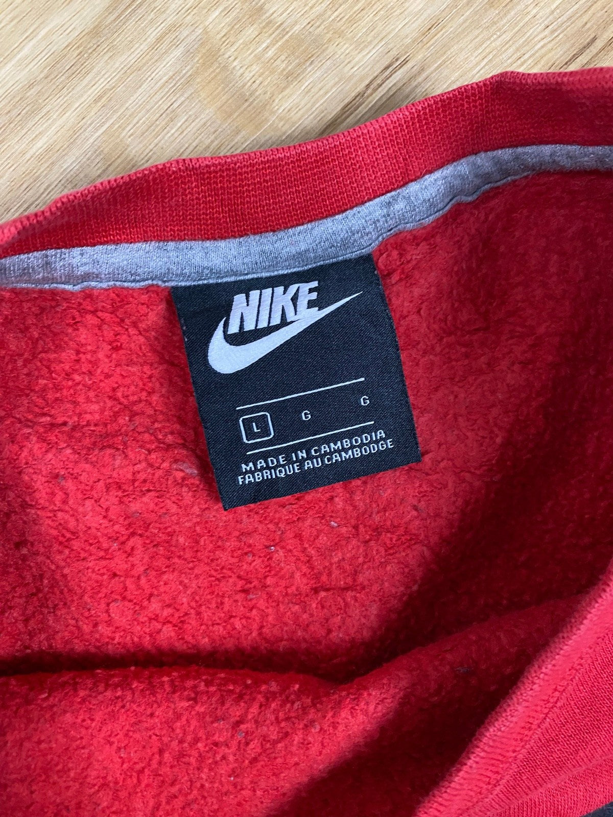 Vintage Nike Longsleeve Sweater "Just Do It" Rot L - Stylischer und Bequemer Sweater Vintage Klamotten, Secondhand Klamotten, Retro Mode, Nachhaltige Mode, Einzigartige Stücke, Zeitlose Mode, Umweltfreundliche Kleidung, Stilvolle Secondhand Mode, Hochwertige Vintage Kleidung