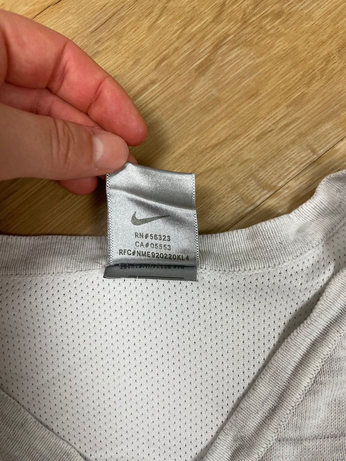 Vintage Nike Pullunder/Weste Weiß M - Klassisches und Vielseitiges Oberteil Vintage Klamotten, Secondhand Klamotten, Retro Mode, Nachhaltige Mode, Einzigartige Stücke, Zeitlose Mode, Umweltfreundliche Kleidung, Stilvolle Secondhand Mode, Hochwertige Vintage Kleidung