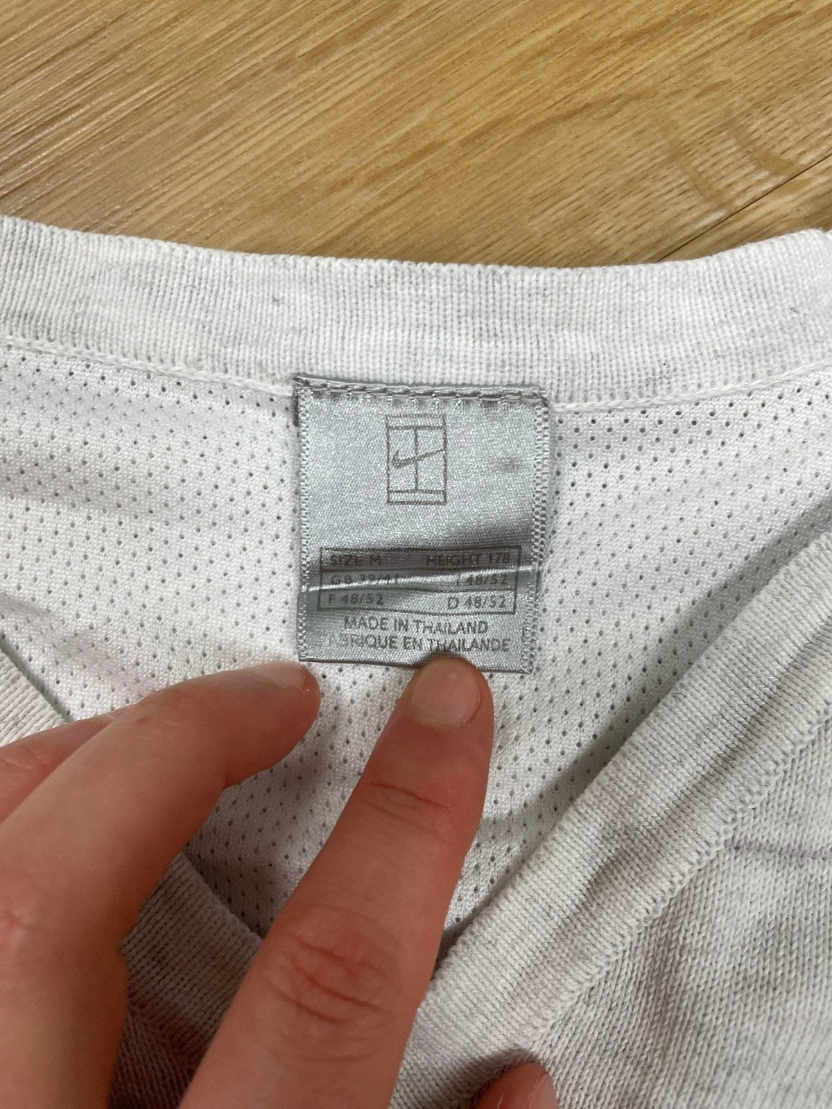 Vintage Nike Pullunder/Weste Weiß M - Klassisches und Vielseitiges Oberteil Vintage Klamotten, Secondhand Klamotten, Retro Mode, Nachhaltige Mode, Einzigartige Stücke, Zeitlose Mode, Umweltfreundliche Kleidung, Stilvolle Secondhand Mode, Hochwertige Vintage Kleidung
