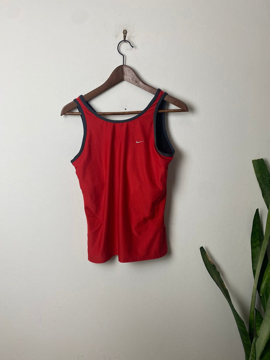 Vintage Nike Sport Top mit integriertem BH Rot S - Damen Sportkleidung Vintage Klamotten, Secondhand Klamotten, Retro Mode, Nachhaltige Mode, Einzigartige Stücke, Zeitlose Mode, Umweltfreundliche Kleidung, Stilvolle Secondhand Mode, Hochwertige Vintage Kleidung