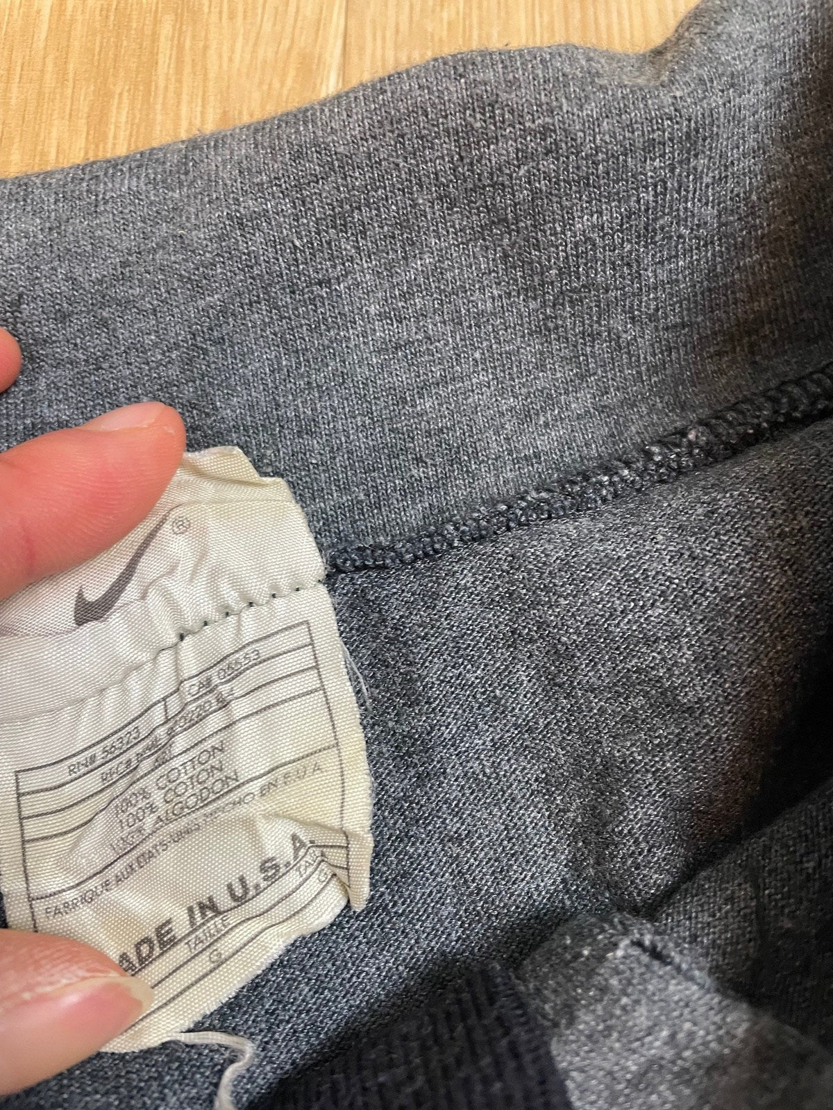 Vintage Nike Sweater Grau/Schwarz L - Schickes Gestreiftes Longsleeve für Herren - Made in U.S.A Vintage Klamotten, Secondhand Klamotten, Retro Mode, Nachhaltige Mode, Einzigartige Stücke, Zeitlose Mode, Umweltfreundliche Kleidung, Stilvolle Secondhand Mode, Hochwertige Vintage Kleidung