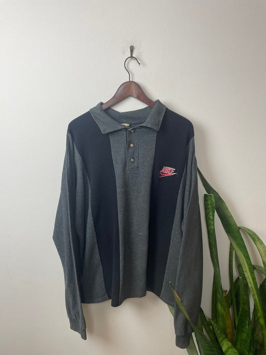 Vintage Nike Sweater Grau/Schwarz L - Schickes Gestreiftes Longsleeve für Herren - Made in U.S.A Vintage Klamotten, Secondhand Klamotten, Retro Mode, Nachhaltige Mode, Einzigartige Stücke, Zeitlose Mode, Umweltfreundliche Kleidung, Stilvolle Secondhand Mode, Hochwertige Vintage Kleidung