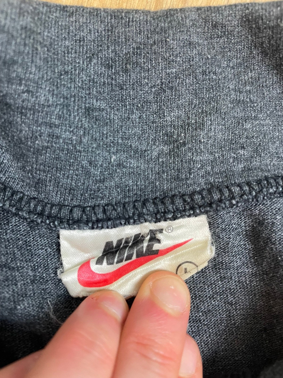 Vintage Nike Sweater Grau/Schwarz L - Schickes Gestreiftes Longsleeve für Herren - Made in U.S.A Vintage Klamotten, Secondhand Klamotten, Retro Mode, Nachhaltige Mode, Einzigartige Stücke, Zeitlose Mode, Umweltfreundliche Kleidung, Stilvolle Secondhand Mode, Hochwertige Vintage Kleidung