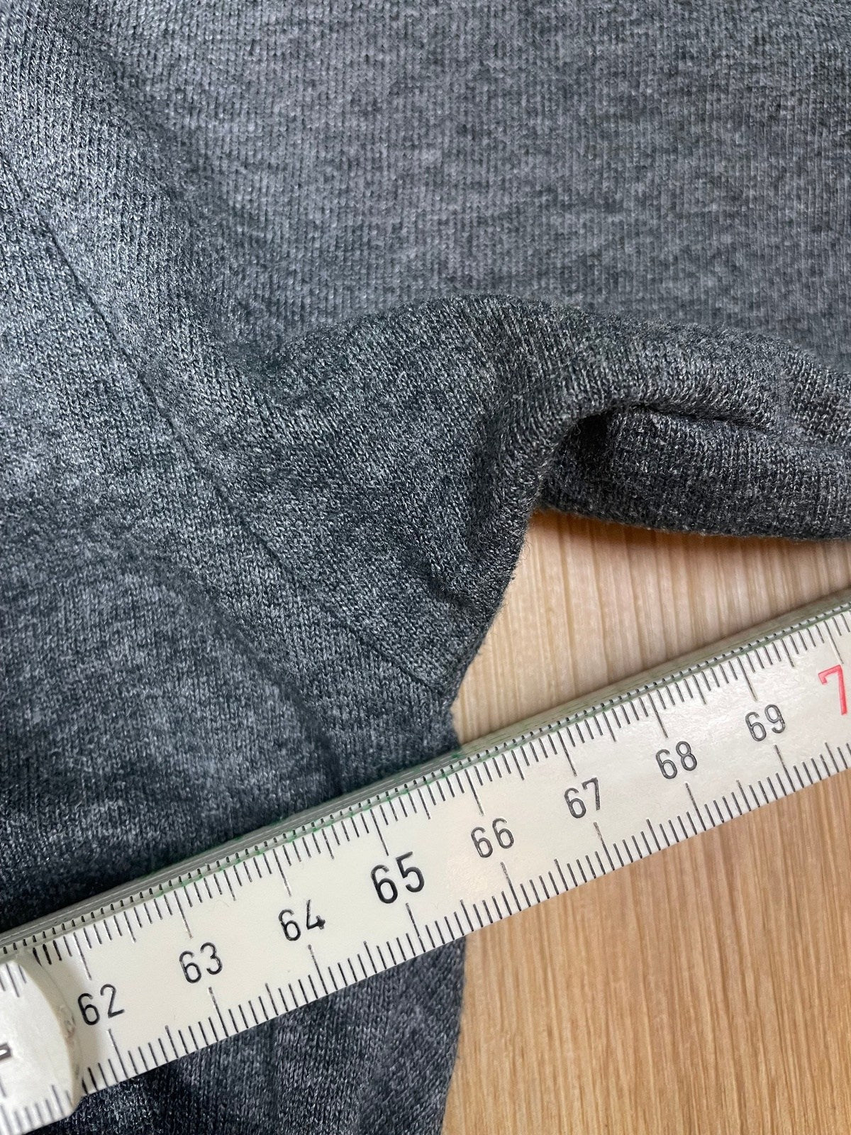 Vintage Nike Sweater Grau/Schwarz L - Schickes Gestreiftes Longsleeve für Herren - Made in U.S.A Vintage Klamotten, Secondhand Klamotten, Retro Mode, Nachhaltige Mode, Einzigartige Stücke, Zeitlose Mode, Umweltfreundliche Kleidung, Stilvolle Secondhand Mode, Hochwertige Vintage Kleidung