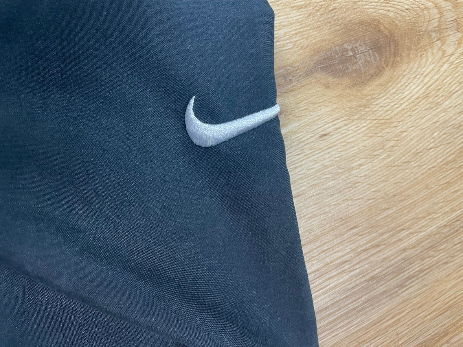 Vintage Nike Sweater Pullover Schwarz L - Klassischer und Bequemer Pullover Vintage Klamotten, Secondhand Klamotten, Retro Mode, Nachhaltige Mode, Einzigartige Stücke, Zeitlose Mode, Umweltfreundliche Kleidung, Stilvolle Secondhand Mode, Hochwertige Vintage Kleidung