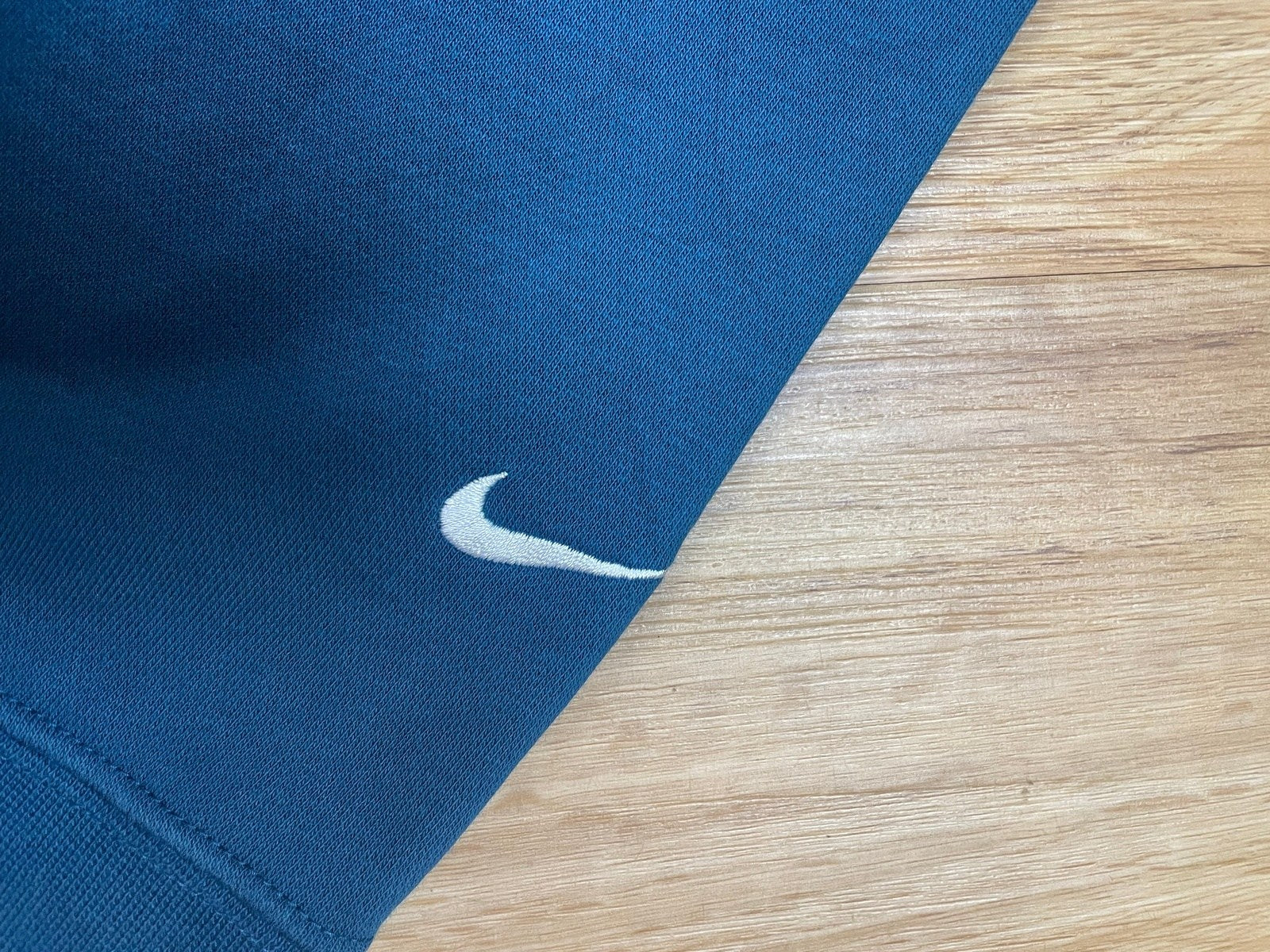 Vintage Nike Swoosh Sweater Blau XL - Lässiger und Sportlicher Herren Pullover Vintage Klamotten, Secondhand Klamotten, Retro Mode, Nachhaltige Mode, Einzigartige Stücke, Zeitlose Mode, Umweltfreundliche Kleidung, Stilvolle Secondhand Mode, Hochwertige Vintage Kleidung