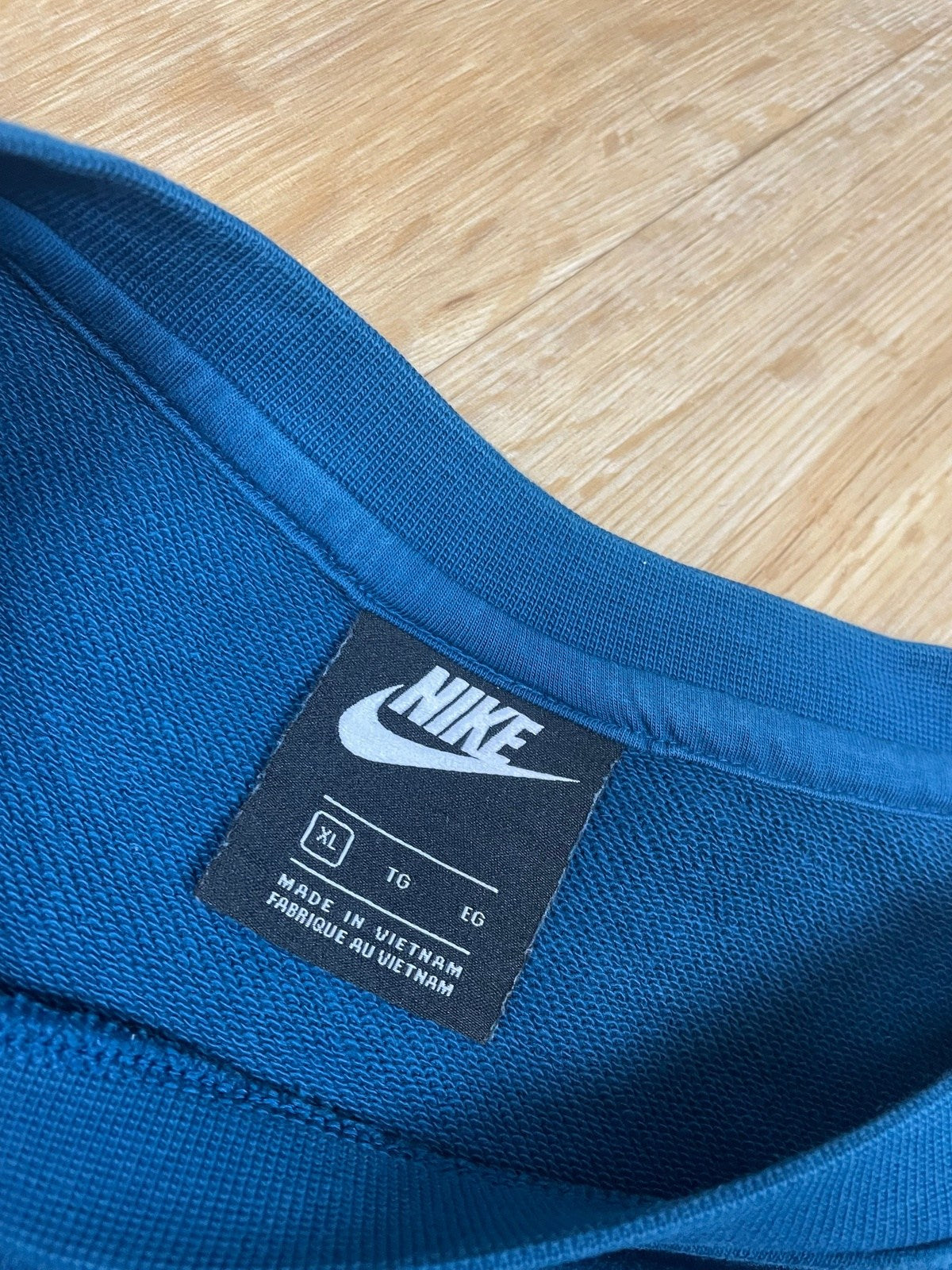 Vintage Nike Swoosh Sweater Blau XL - Lässiger und Sportlicher Herren Pullover Vintage Klamotten, Secondhand Klamotten, Retro Mode, Nachhaltige Mode, Einzigartige Stücke, Zeitlose Mode, Umweltfreundliche Kleidung, Stilvolle Secondhand Mode, Hochwertige Vintage Kleidung