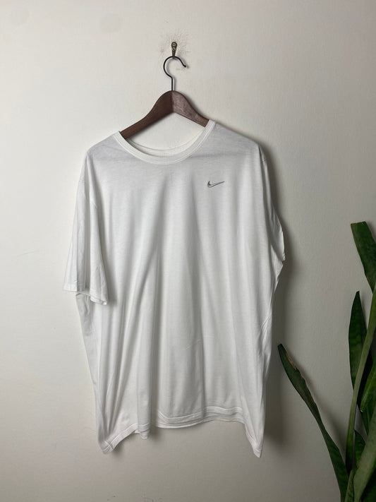 Vintage Nike T-Shirt Weiß XXL - Basic Sportliches Herren Shirt Vintage Klamotten, Secondhand Klamotten, Retro Mode, Nachhaltige Mode, Einzigartige Stücke, Zeitlose Mode, Umweltfreundliche Kleidung, Stilvolle Secondhand Mode, Hochwertige Vintage Kleidung