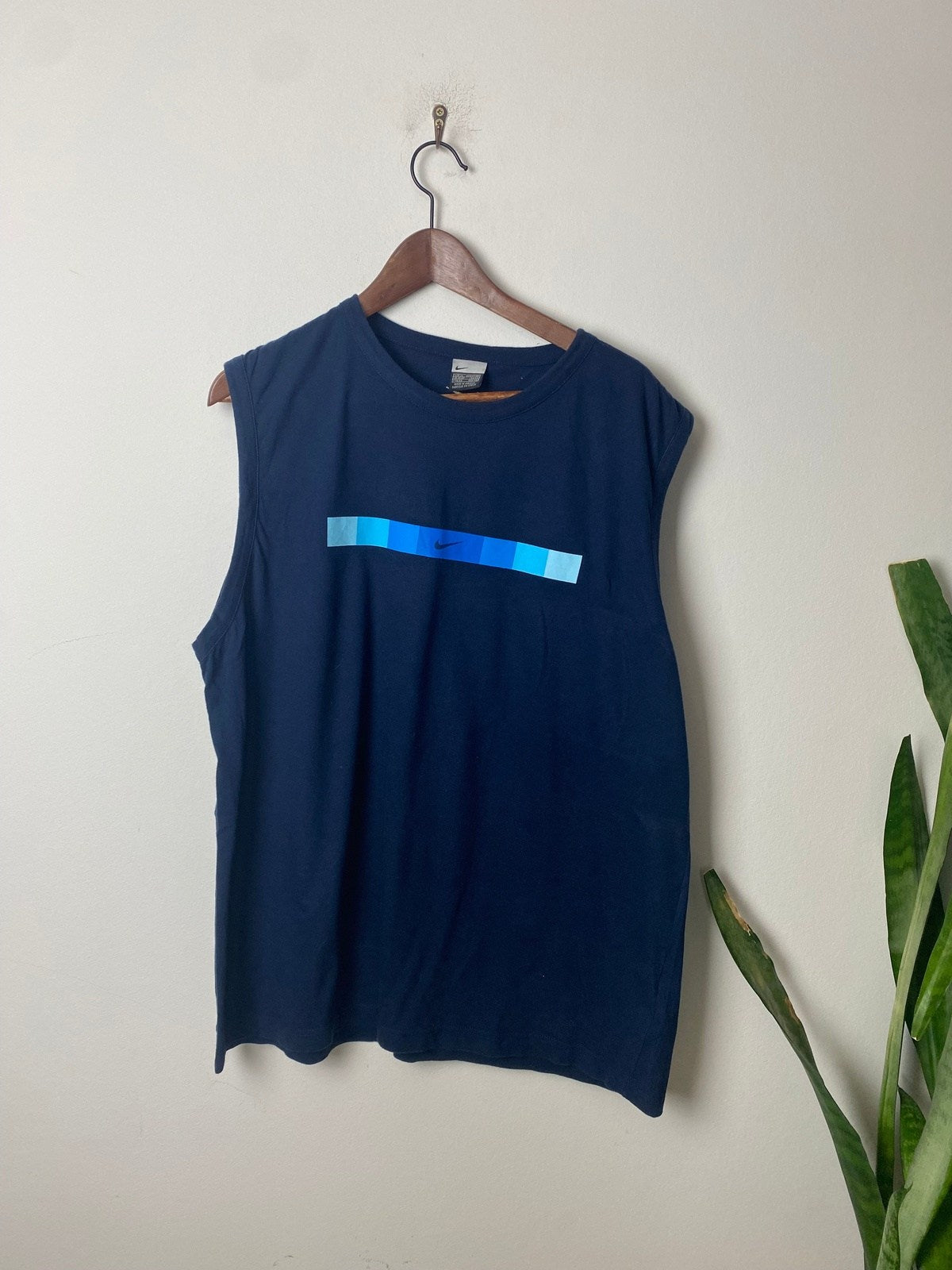 Vintage Nike Top Tanktop Muskelshirt Dunkelblau XL - Stylisches und Bequemes Tanktop Vintage Klamotten, Secondhand Klamotten, Retro Mode, Nachhaltige Mode, Einzigartige Stücke, Zeitlose Mode, Umweltfreundliche Kleidung, Stilvolle Secondhand Mode, Hochwertige Vintage Kleidung