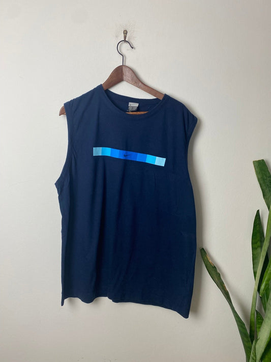 Vintage Nike Top Tanktop Muskelshirt Dunkelblau XL - Stylisches und Bequemes Tanktop Vintage Klamotten, Secondhand Klamotten, Retro Mode, Nachhaltige Mode, Einzigartige Stücke, Zeitlose Mode, Umweltfreundliche Kleidung, Stilvolle Secondhand Mode, Hochwertige Vintage Kleidung