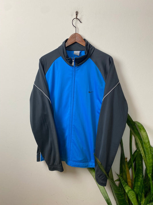 Vintage Nike Trainingsjacke Blau/Grau L - Leichte Sportliche Herren Jacke Vintage Klamotten, Secondhand Klamotten, Retro Mode, Nachhaltige Mode, Einzigartige Stücke, Zeitlose Mode, Umweltfreundliche Kleidung, Stilvolle Secondhand Mode, Hochwertige Vintage Kleidung
