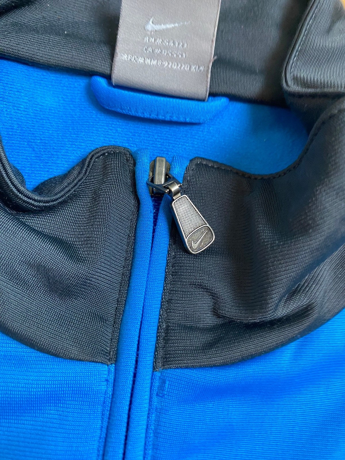 Vintage Nike Trainingsjacke Blau/Grau L - Leichte Sportliche Herren Jacke Vintage Klamotten, Secondhand Klamotten, Retro Mode, Nachhaltige Mode, Einzigartige Stücke, Zeitlose Mode, Umweltfreundliche Kleidung, Stilvolle Secondhand Mode, Hochwertige Vintage Kleidung