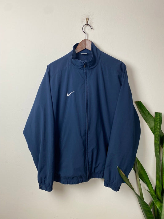 Vintage Nike Trainingsjacke Dunkelblau L - Leichte Basic Herren Jacke Vintage Klamotten, Secondhand Klamotten, Retro Mode, Nachhaltige Mode, Einzigartige Stücke, Zeitlose Mode, Umweltfreundliche Kleidung, Stilvolle Secondhand Mode, Hochwertige Vintage Kleidung