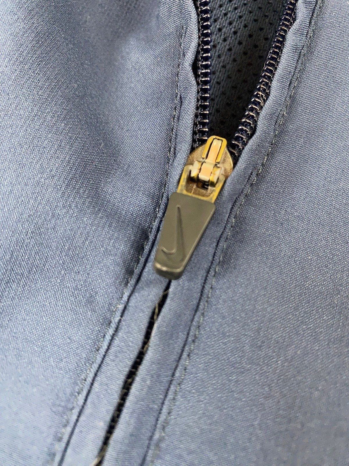 Vintage Nike Trainingsjacke Dunkelblau L - Leichte Basic Herren Jacke Vintage Klamotten, Secondhand Klamotten, Retro Mode, Nachhaltige Mode, Einzigartige Stücke, Zeitlose Mode, Umweltfreundliche Kleidung, Stilvolle Secondhand Mode, Hochwertige Vintage Kleidung