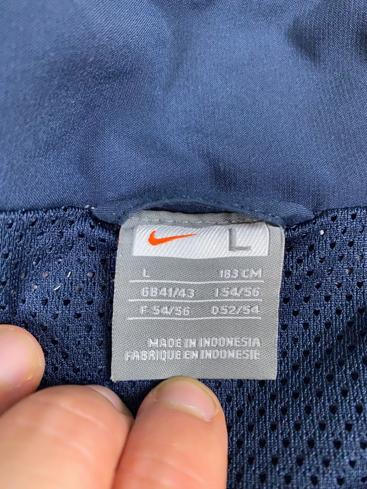 Vintage Nike Trainingsjacke Dunkelblau L - Leichte Basic Herren Jacke Vintage Klamotten, Secondhand Klamotten, Retro Mode, Nachhaltige Mode, Einzigartige Stücke, Zeitlose Mode, Umweltfreundliche Kleidung, Stilvolle Secondhand Mode, Hochwertige Vintage Kleidung