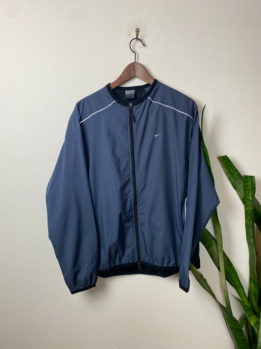 Vintage Nike Trainingsjacke Grau Schwarz L - Sportliche Herren Jacke Vintage Klamotten, Secondhand Klamotten, Retro Mode, Nachhaltige Mode, Einzigartige Stücke, Zeitlose Mode, Umweltfreundliche Kleidung, Stilvolle Secondhand Mode, Hochwertige Vintage Kleidung