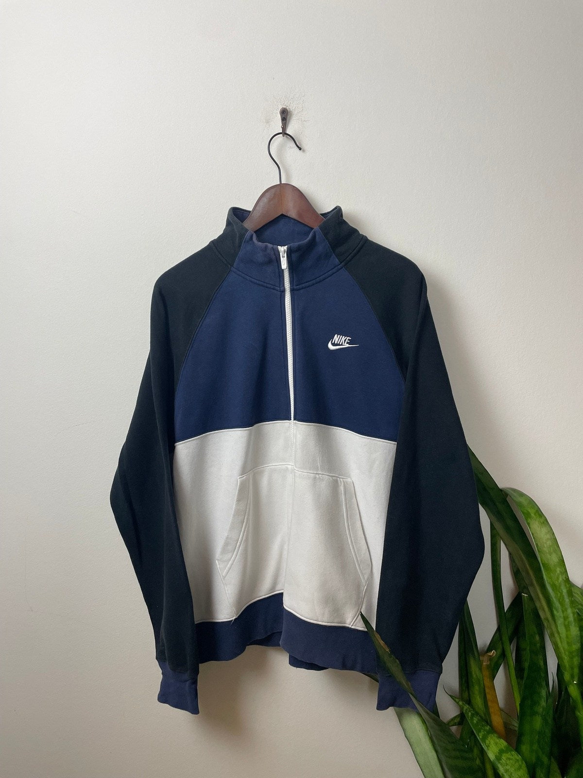 Vintage Nike Trainingsjacke Schwarz/Blau/Weiß S - Sportliche und Bequeme Jacke Vintage Klamotten, Secondhand Klamotten, Retro Mode, Nachhaltige Mode, Einzigartige Stücke, Zeitlose Mode, Umweltfreundliche Kleidung, Stilvolle Secondhand Mode, Hochwertige Vintage Kleidung