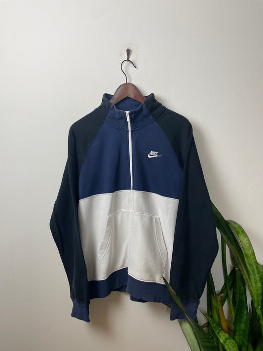 Vintage Nike Trainingsjacke Schwarz/Blau/Weiß S - Sportliche und Bequeme Jacke Vintage Klamotten, Secondhand Klamotten, Retro Mode, Nachhaltige Mode, Einzigartige Stücke, Zeitlose Mode, Umweltfreundliche Kleidung, Stilvolle Secondhand Mode, Hochwertige Vintage Kleidung