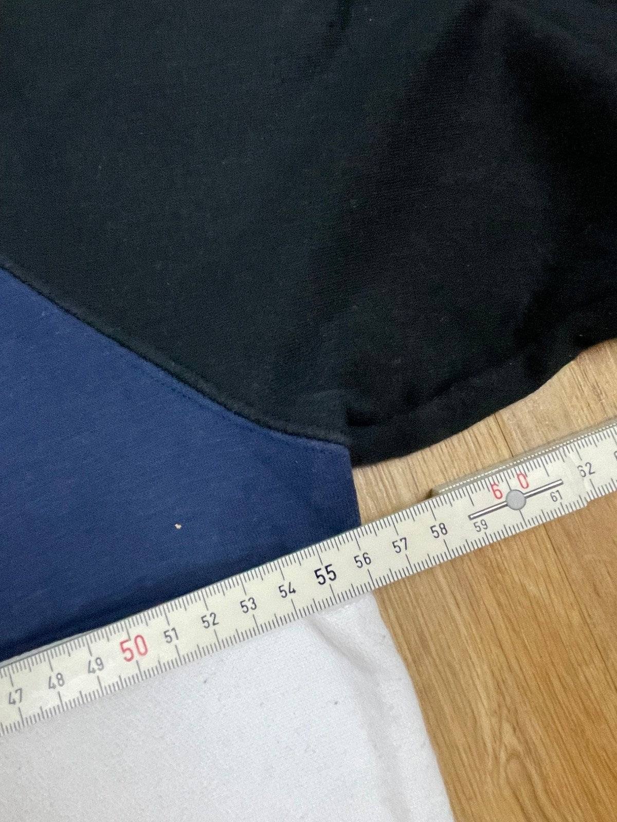 Vintage Nike Trainingsjacke Schwarz/Blau/Weiß S - Sportliche und Bequeme Jacke Vintage Klamotten, Secondhand Klamotten, Retro Mode, Nachhaltige Mode, Einzigartige Stücke, Zeitlose Mode, Umweltfreundliche Kleidung, Stilvolle Secondhand Mode, Hochwertige Vintage Kleidung