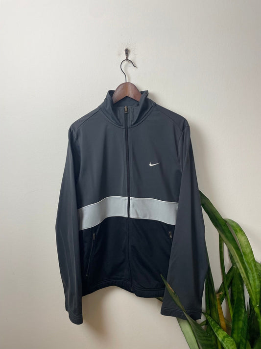 Vintage Nike Trainingsjacke Schwarz/Grau/Weiß M - Sportliche Herren Jacke Vintage Klamotten, Secondhand Klamotten, Retro Mode, Nachhaltige Mode, Einzigartige Stücke, Zeitlose Mode, Umweltfreundliche Kleidung, Stilvolle Secondhand Mode, Hochwertige Vintage Kleidung