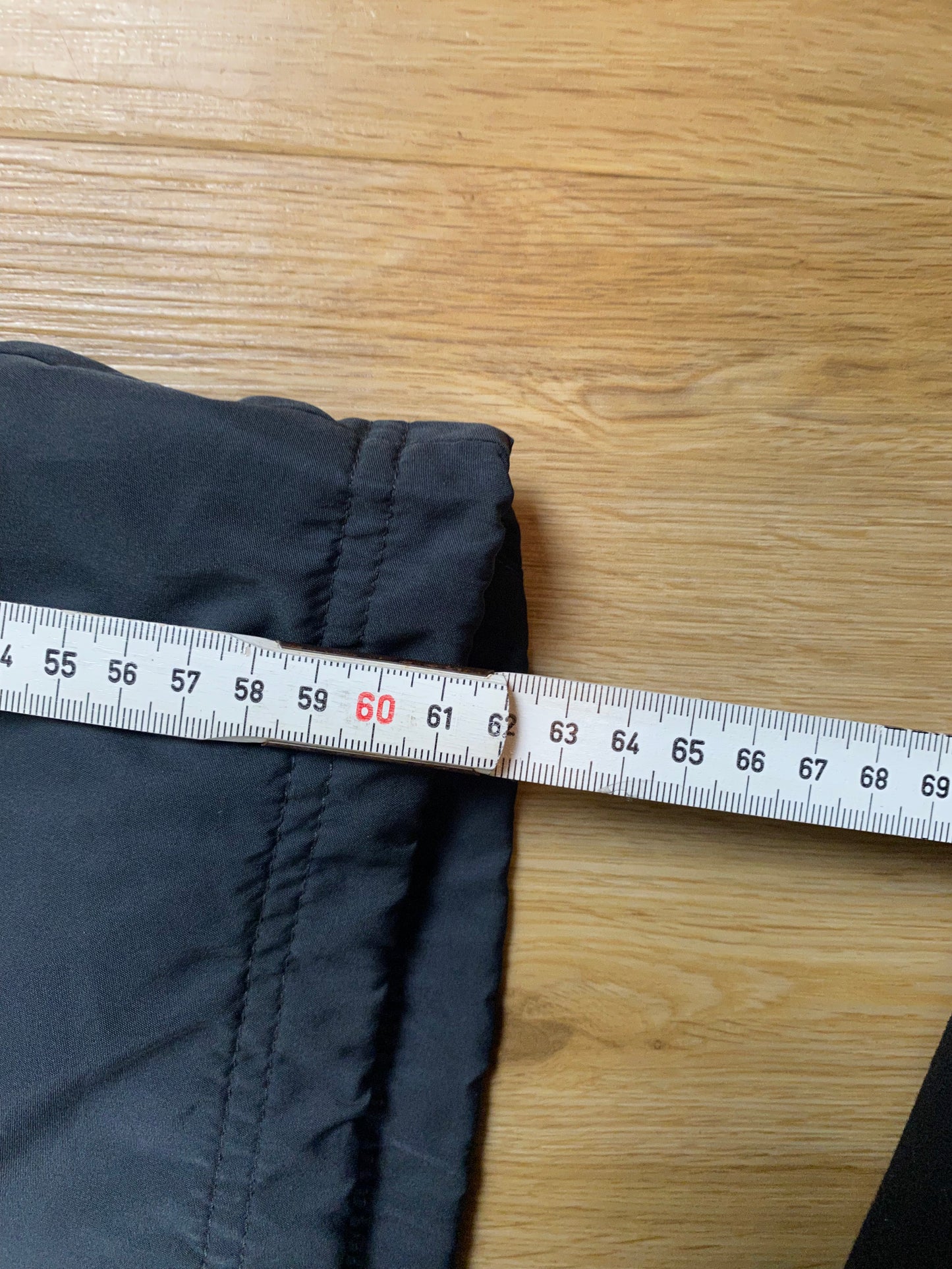 Vintage Nike Trainingsjacke Schwarz L - Sportliche Damen Jacke Vintage Klamotten, Secondhand Klamotten, Retro Mode, Nachhaltige Mode, Einzigartige Stücke, Zeitlose Mode, Umweltfreundliche Kleidung, Stilvolle Secondhand Mode, Hochwertige Vintage Kleidung