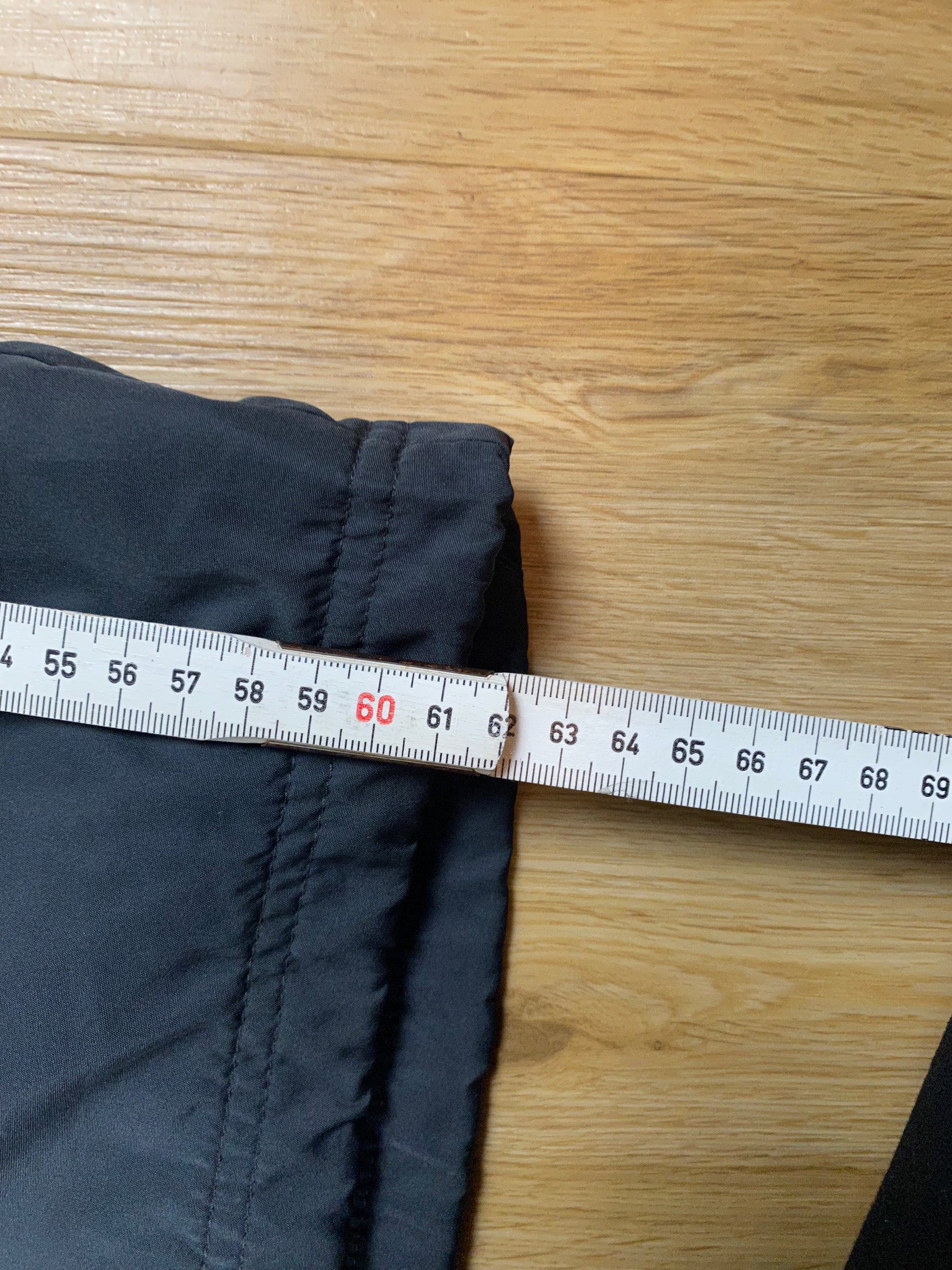 Vintage Nike Trainingsjacke Schwarz L - Sportliche Damen Jacke Vintage Klamotten, Secondhand Klamotten, Retro Mode, Nachhaltige Mode, Einzigartige Stücke, Zeitlose Mode, Umweltfreundliche Kleidung, Stilvolle Secondhand Mode, Hochwertige Vintage Kleidung