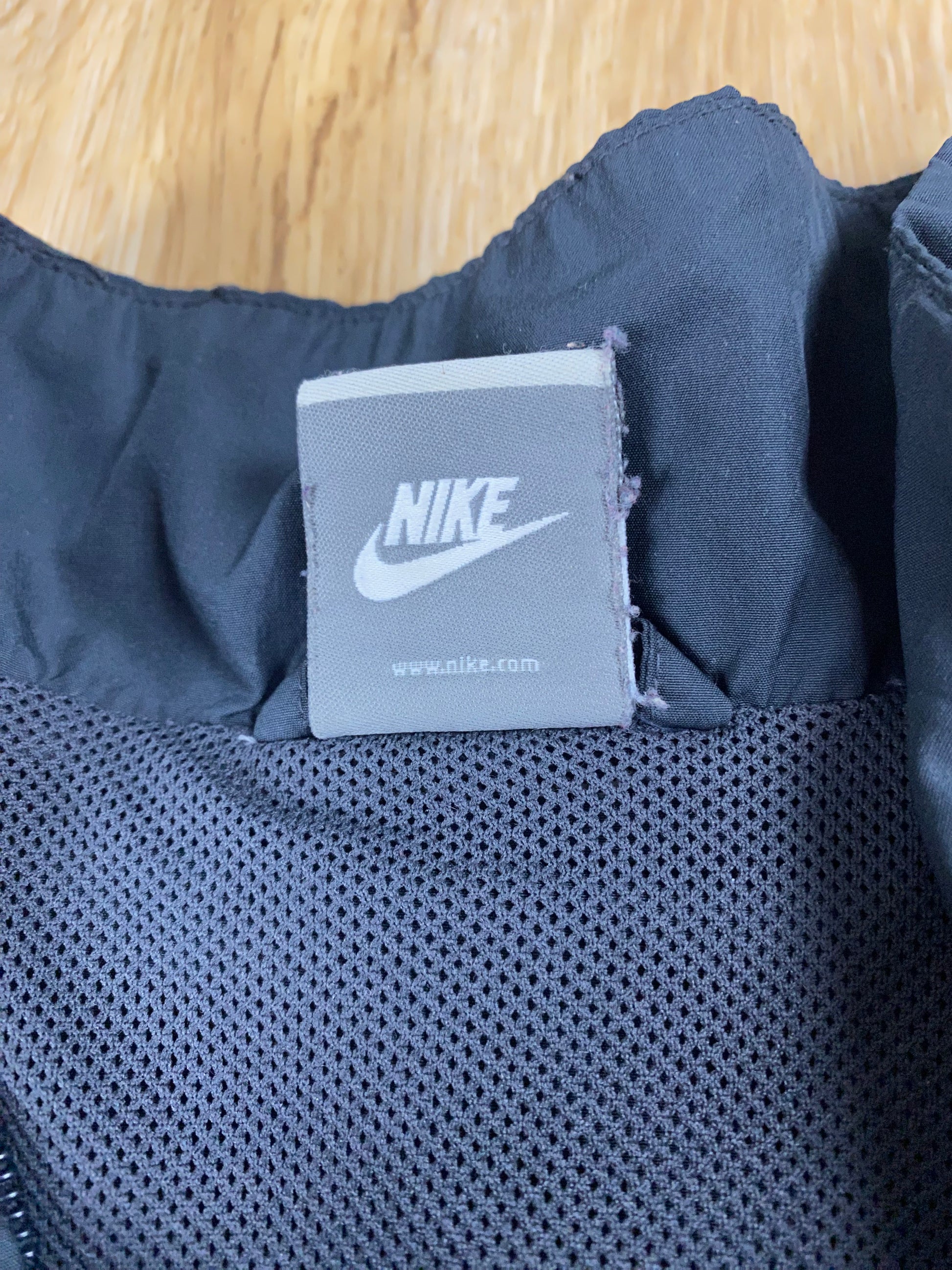 Vintage Nike Trainingsjacke Schwarz L - Sportliche Damen Jacke Vintage Klamotten, Secondhand Klamotten, Retro Mode, Nachhaltige Mode, Einzigartige Stücke, Zeitlose Mode, Umweltfreundliche Kleidung, Stilvolle Secondhand Mode, Hochwertige Vintage Kleidung