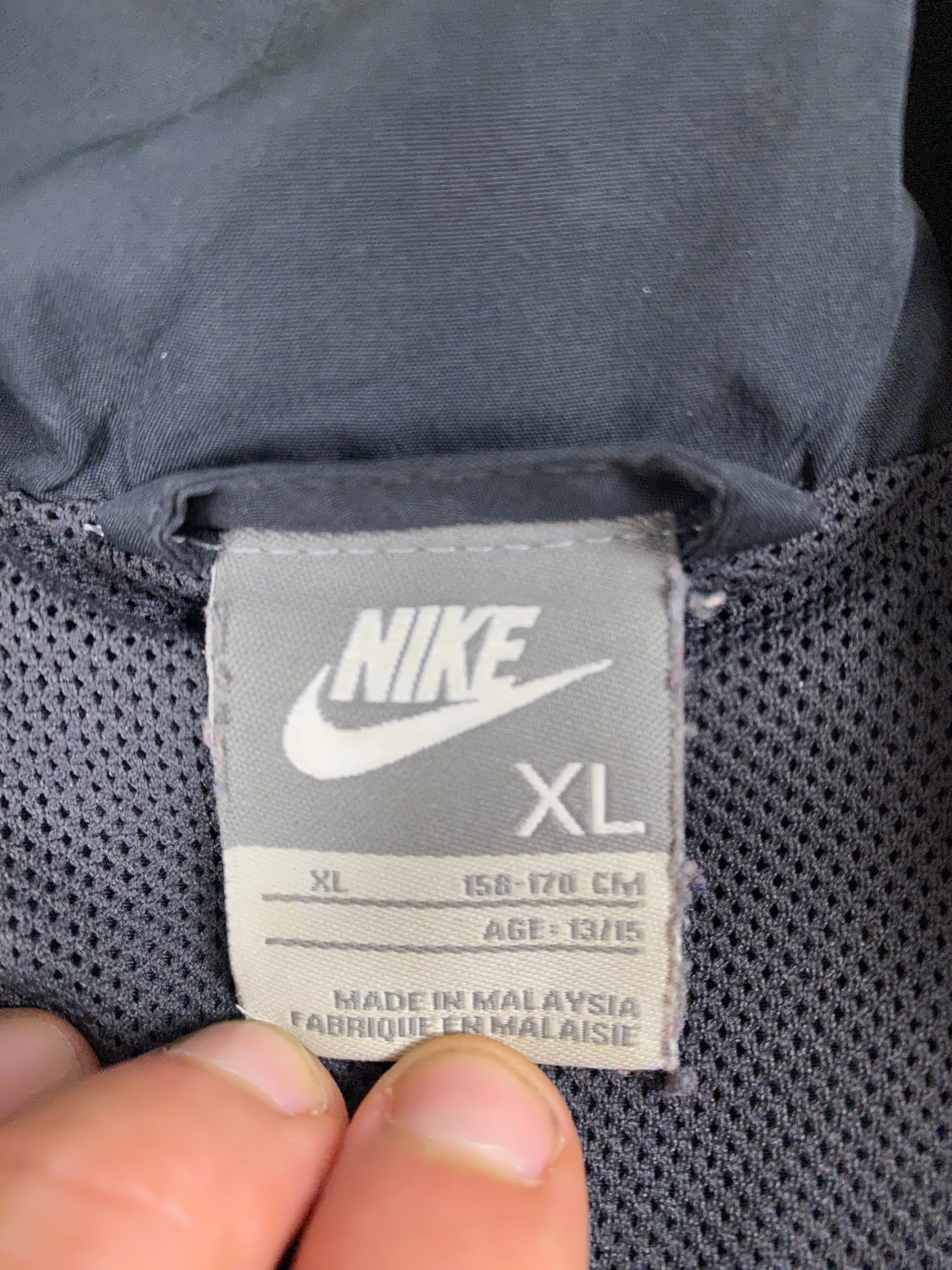 Vintage Nike Trainingsjacke Schwarz L - Sportliche Damen Jacke Vintage Klamotten, Secondhand Klamotten, Retro Mode, Nachhaltige Mode, Einzigartige Stücke, Zeitlose Mode, Umweltfreundliche Kleidung, Stilvolle Secondhand Mode, Hochwertige Vintage Kleidung