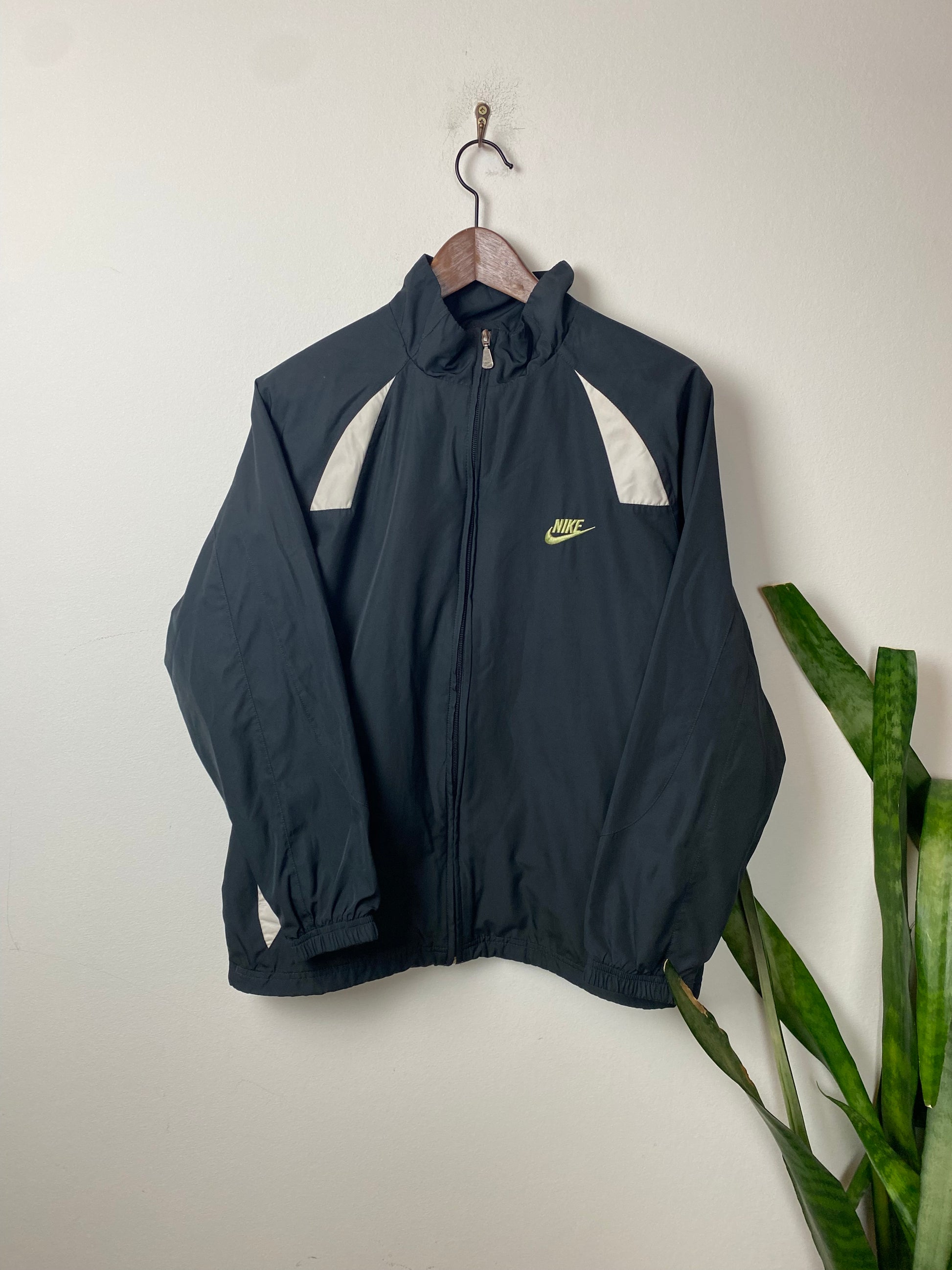Vintage Nike Trainingsjacke Schwarz L - Sportliche Damen Jacke Vintage Klamotten, Secondhand Klamotten, Retro Mode, Nachhaltige Mode, Einzigartige Stücke, Zeitlose Mode, Umweltfreundliche Kleidung, Stilvolle Secondhand Mode, Hochwertige Vintage Kleidung