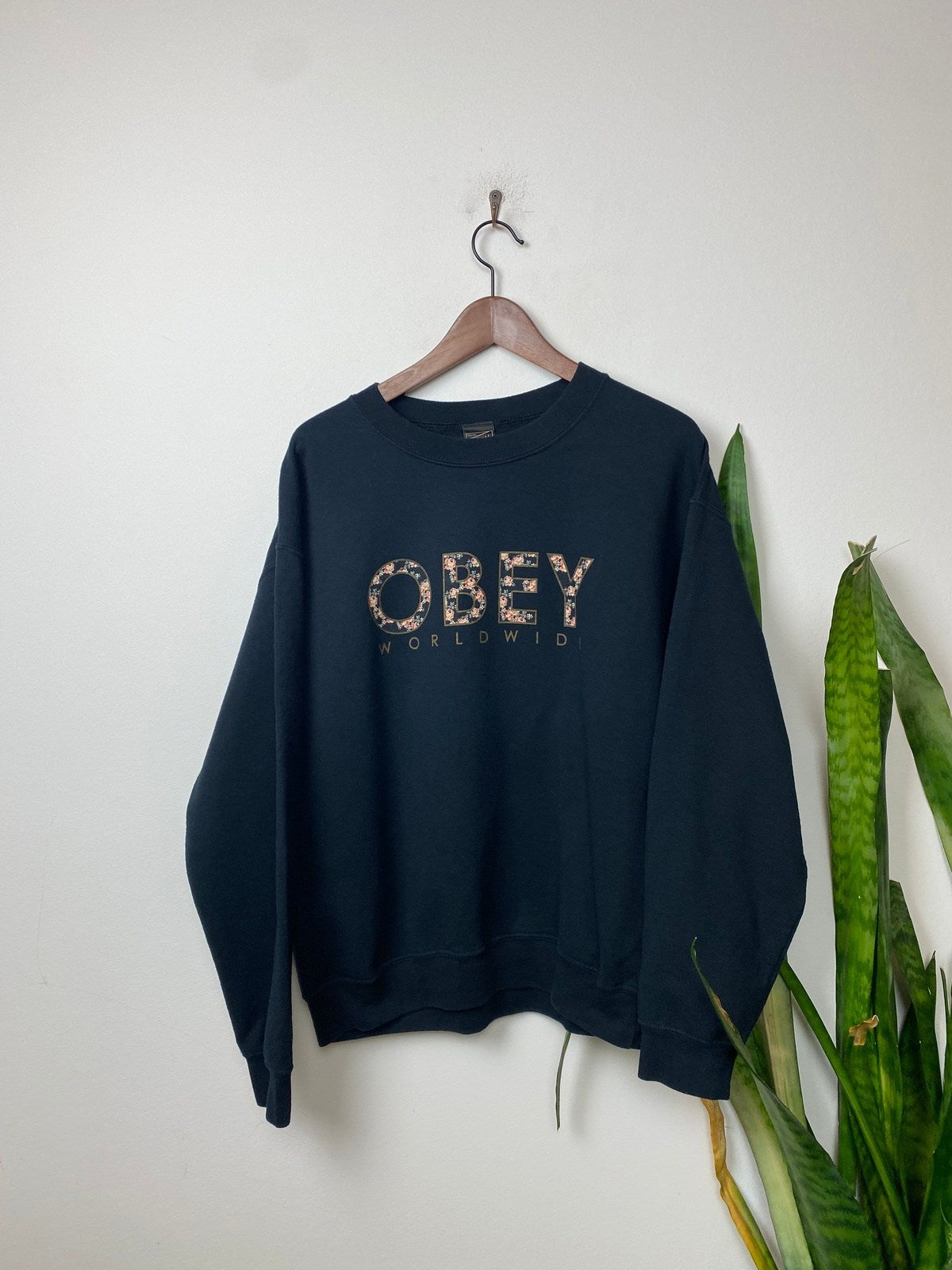 Vintage Obey Sweater Schwarz M - Lockerer und Gemütlicher Herren Pullover Vintage Klamotten, Secondhand Klamotten, Retro Mode, Nachhaltige Mode, Einzigartige Stücke, Zeitlose Mode, Umweltfreundliche Kleidung, Stilvolle Secondhand Mode, Hochwertige Vintage Kleidung
