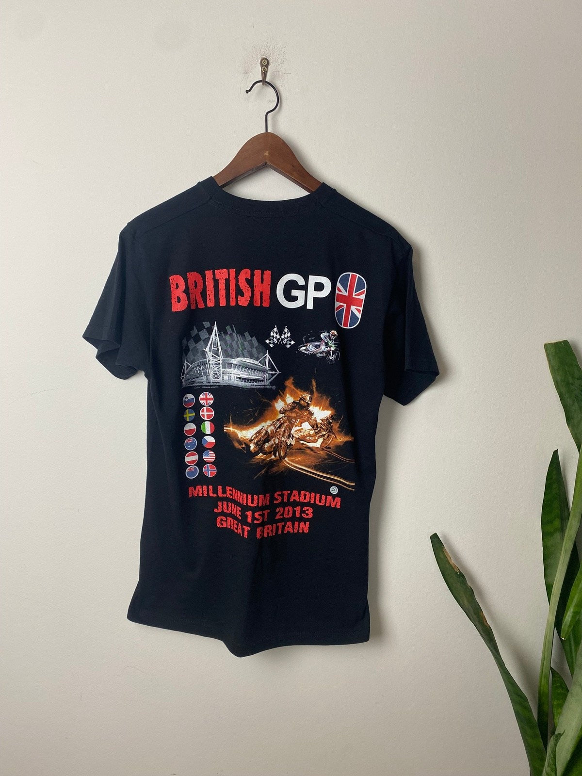 Vintage Printed Shirt Cardiff 2013 British GP Schwarz M - Damen Shirt mit Aufdruck Vintage Klamotten, Secondhand Klamotten, Retro Mode, Nachhaltige Mode, Einzigartige Stücke, Zeitlose Mode, Umweltfreundliche Kleidung, Stilvolle Secondhand Mode, Hochwertige Vintage Kleidung