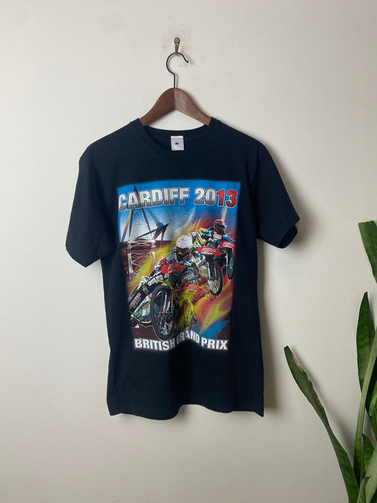 Vintage Printed Shirt Cardiff 2013 British GP Schwarz M - Damen Shirt mit Aufdruck Vintage Klamotten, Secondhand Klamotten, Retro Mode, Nachhaltige Mode, Einzigartige Stücke, Zeitlose Mode, Umweltfreundliche Kleidung, Stilvolle Secondhand Mode, Hochwertige Vintage Kleidung