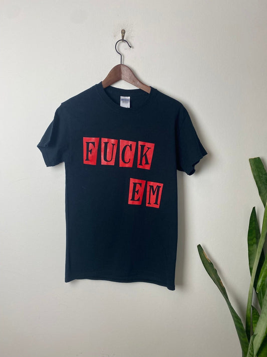 Vintage Printed Shirt Fuck Em Schwarz S - Basic Damen Shirt mit Aufschrift Vintage Klamotten, Secondhand Klamotten, Retro Mode, Nachhaltige Mode, Einzigartige Stücke, Zeitlose Mode, Umweltfreundliche Kleidung, Stilvolle Secondhand Mode, Hochwertige Vintage Kleidung