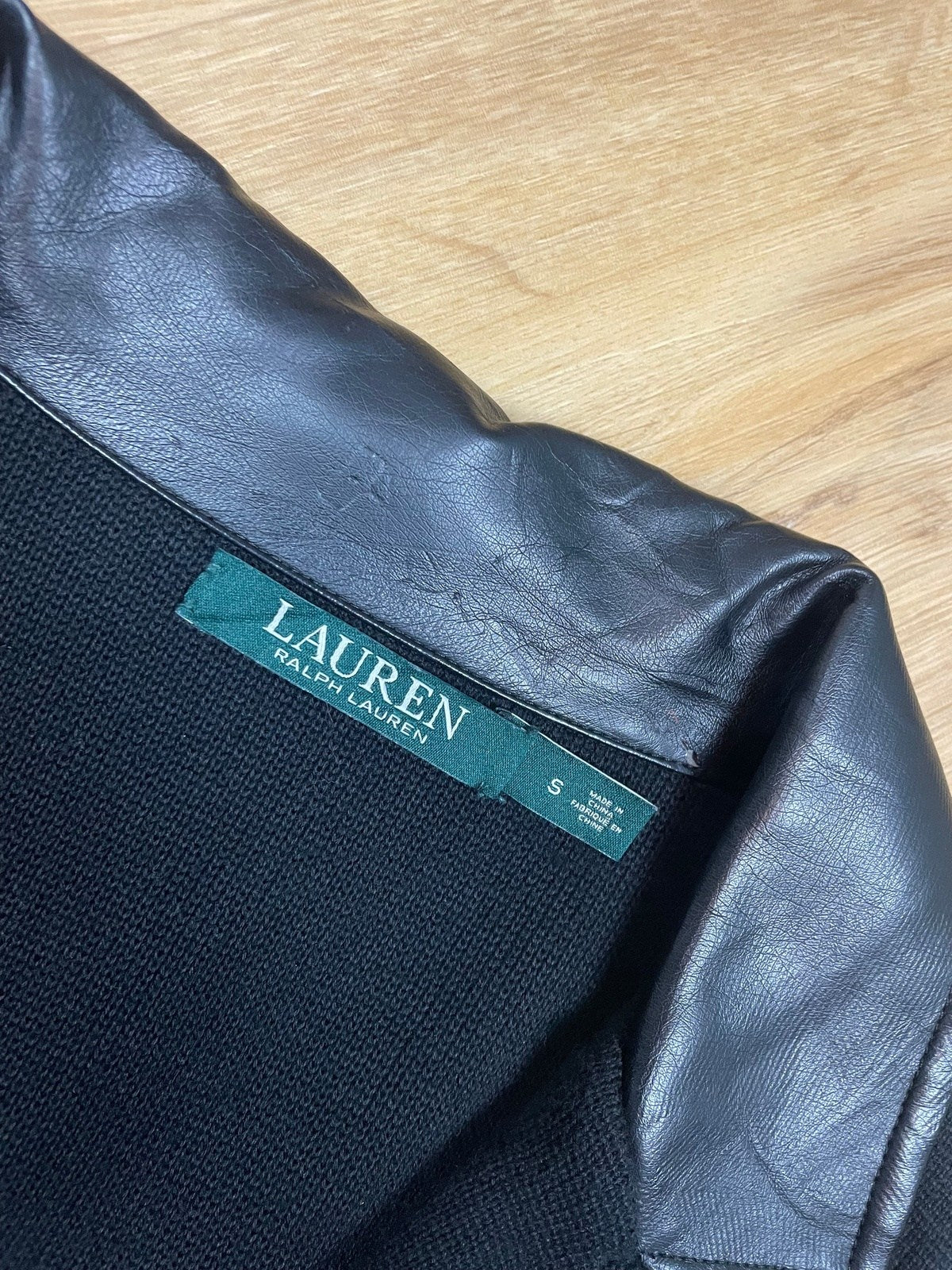 Vintage Ralph Lauren Strickjacke Mantel Schwarz S - Eleganter und Bequemer Mantel Vintage Klamotten, Secondhand Klamotten, Retro Mode, Nachhaltige Mode, Einzigartige Stücke, Zeitlose Mode, Umweltfreundliche Kleidung, Stilvolle Secondhand Mode, Hochwertige Vintage Kleidung