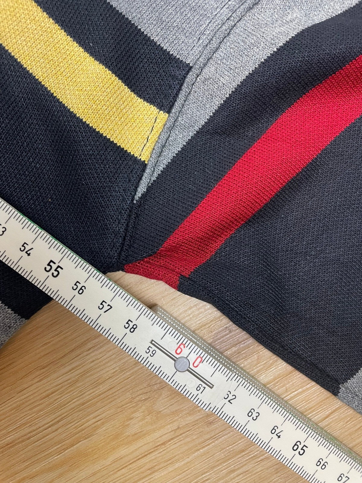 Vintage Ralph Lauren Sweater Grau/Schwarz/Rot/Gelb M - Schöner Gemütlicher Herren Pullover Vintage Klamotten, Secondhand Klamotten, Retro Mode, Nachhaltige Mode, Einzigartige Stücke, Zeitlose Mode, Umweltfreundliche Kleidung, Stilvolle Secondhand Mode, Hochwertige Vintage Kleidung