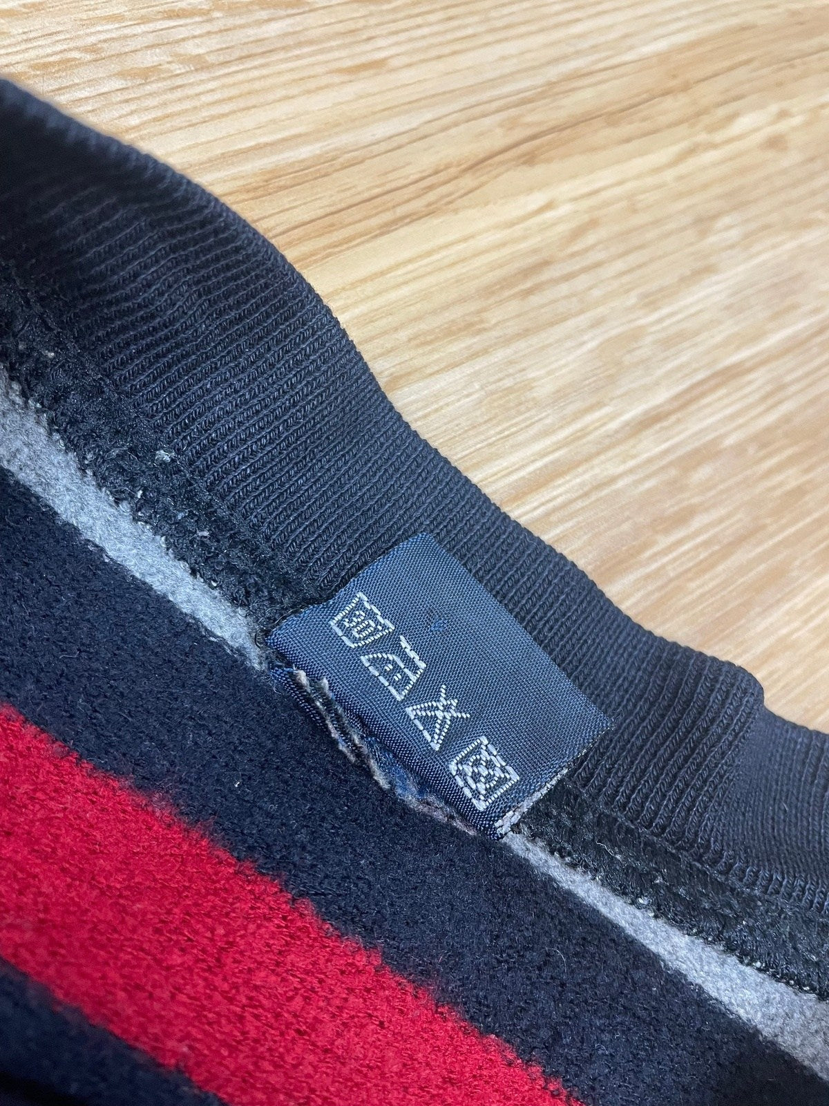 Vintage Ralph Lauren Sweater Grau/Schwarz/Rot/Gelb M - Schöner Gemütlicher Herren Pullover Vintage Klamotten, Secondhand Klamotten, Retro Mode, Nachhaltige Mode, Einzigartige Stücke, Zeitlose Mode, Umweltfreundliche Kleidung, Stilvolle Secondhand Mode, Hochwertige Vintage Kleidung