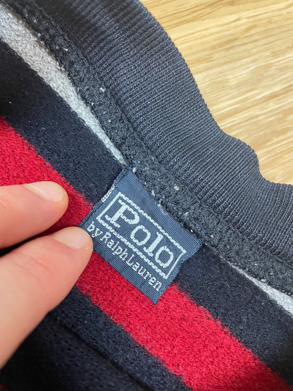 Vintage Ralph Lauren Sweater Grau/Schwarz/Rot/Gelb M - Schöner Gemütlicher Herren Pullover Vintage Klamotten, Secondhand Klamotten, Retro Mode, Nachhaltige Mode, Einzigartige Stücke, Zeitlose Mode, Umweltfreundliche Kleidung, Stilvolle Secondhand Mode, Hochwertige Vintage Kleidung