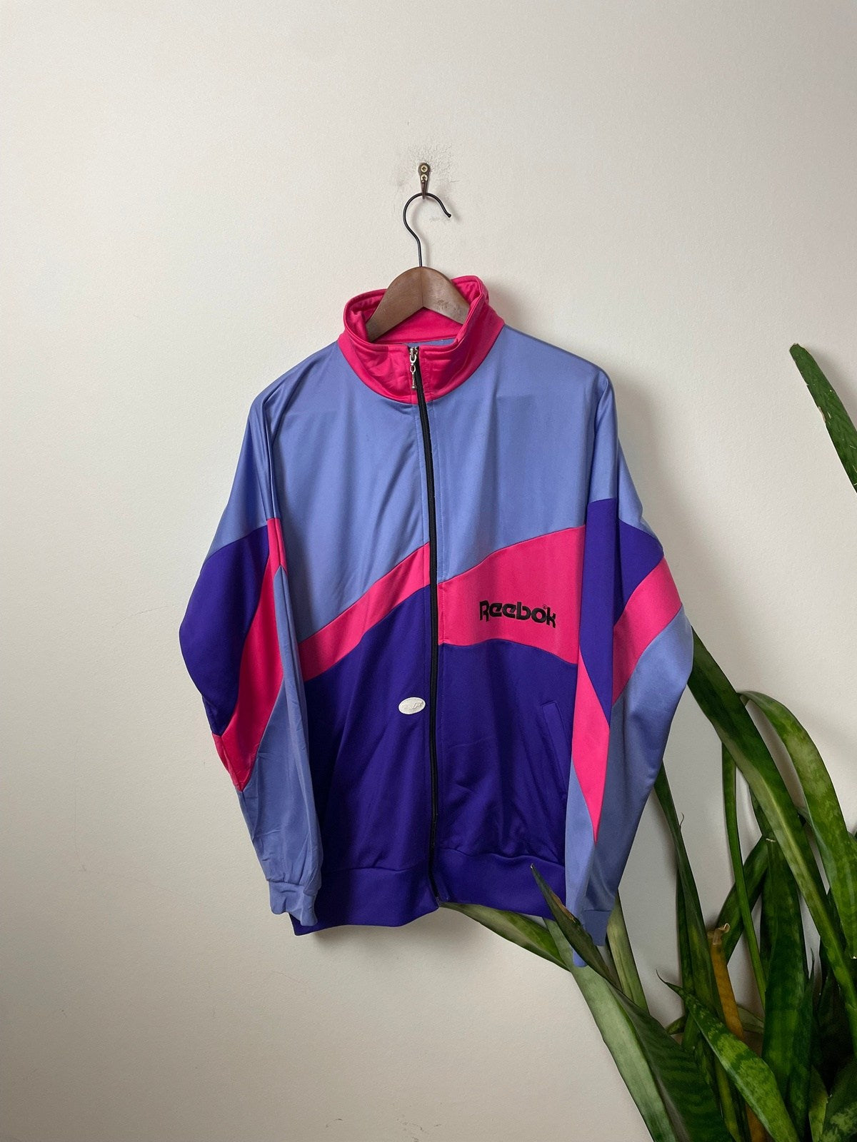 Vintage Reebok Trainingsjacke Bunt/Lila/Pink XL - Auffällige und Bequeme Jacke Vintage Klamotten, Secondhand Klamotten, Retro Mode, Nachhaltige Mode, Einzigartige Stücke, Zeitlose Mode, Umweltfreundliche Kleidung, Stilvolle Secondhand Mode, Hochwertige Vintage Kleidung