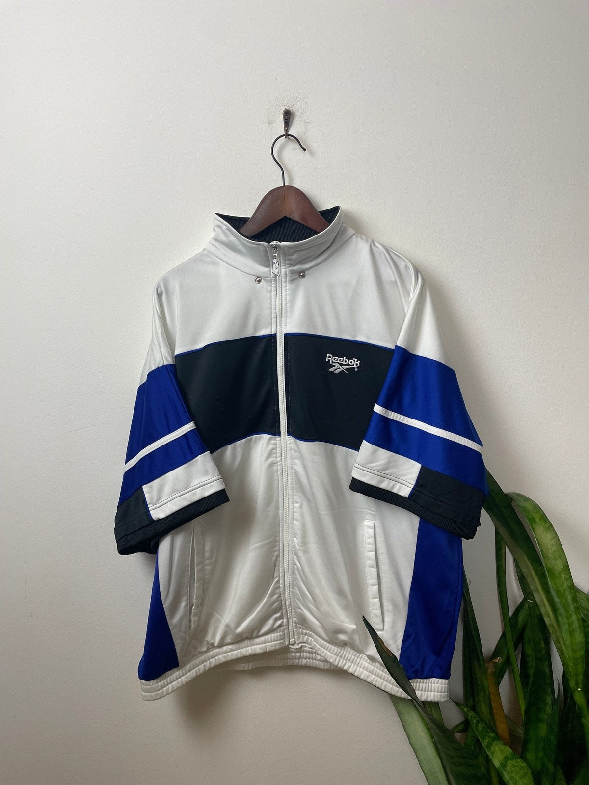 Vintage Reebok Trainingsjacke T-Shirt Weiß/Schwarz/Blau XL - Leichte und Sportliche Herren Jacke Vintage Klamotten, Secondhand Klamotten, Retro Mode, Nachhaltige Mode, Einzigartige Stücke, Zeitlose Mode, Umweltfreundliche Kleidung, Stilvolle Secondhand Mode, Hochwertige Vintage Kleidung