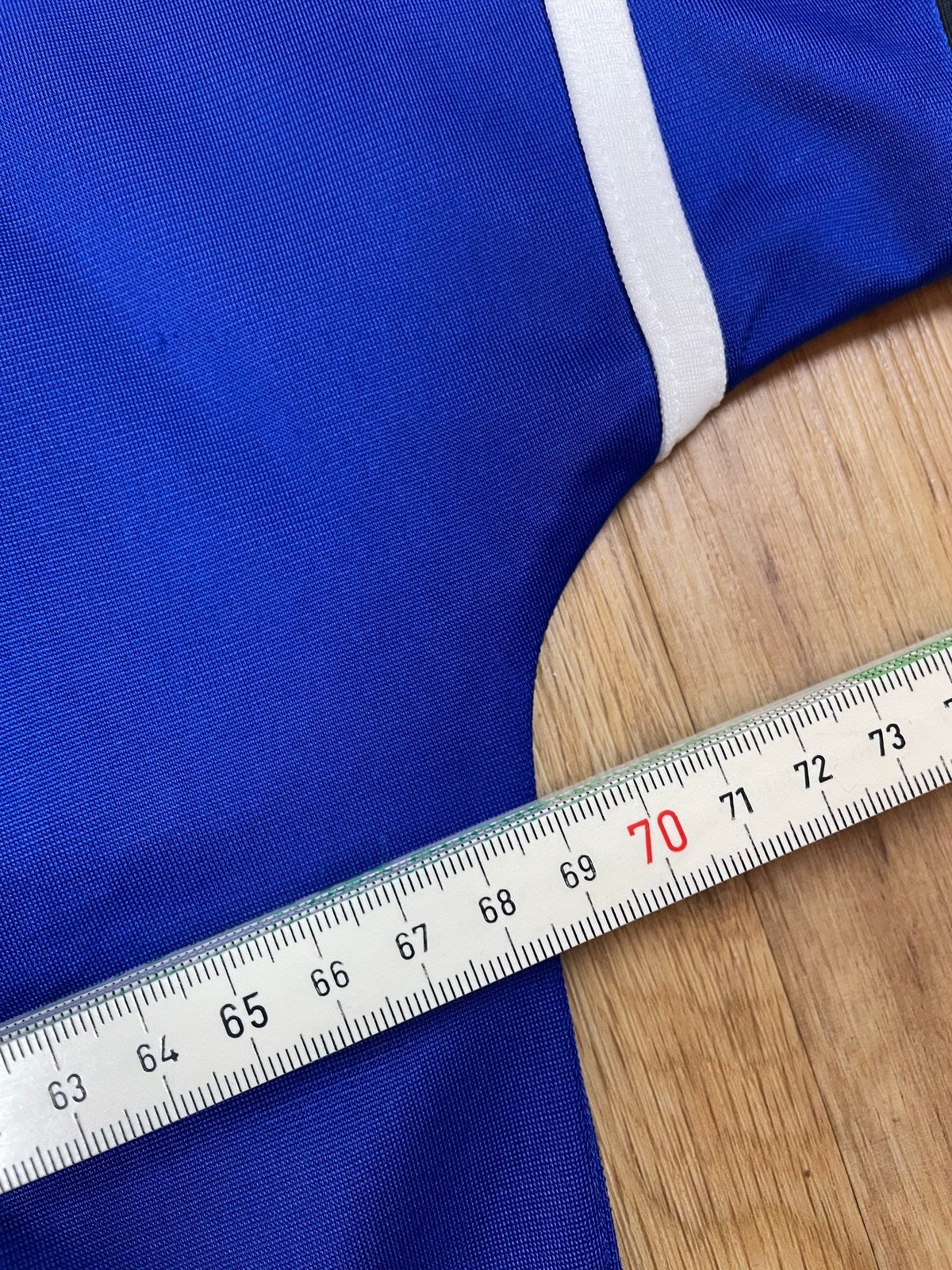 Vintage Reebok Trainingsjacke T-Shirt Weiß/Schwarz/Blau XL - Leichte und Sportliche Herren Jacke Vintage Klamotten, Secondhand Klamotten, Retro Mode, Nachhaltige Mode, Einzigartige Stücke, Zeitlose Mode, Umweltfreundliche Kleidung, Stilvolle Secondhand Mode, Hochwertige Vintage Kleidung